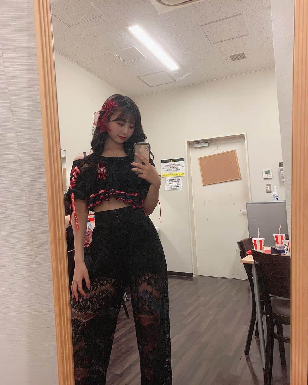 宮丸くるみのインスタグラム：「リリバリアレンジTシャツ♥  ・ ・ ・  #リリバリ #lilyofthevalley #アイドル #idol #jk #17歳 #高校生 #黒髪 #ロングヘア #巻き髪 #リボンアレンジ #衣装 #鏡 #全身鏡 @bobon21_official #bobon21」