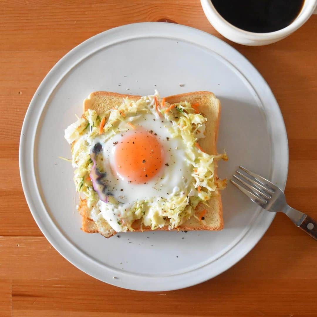 山崎佳のインスタグラム：「Today’s breakfast. 巣ごもりエッグトースト。 忙しくて少しの間見ていないうちに、インスタ色々変わってるー！SNSのアプリの大きなアップデートあると、さわるのドキドキするな…」
