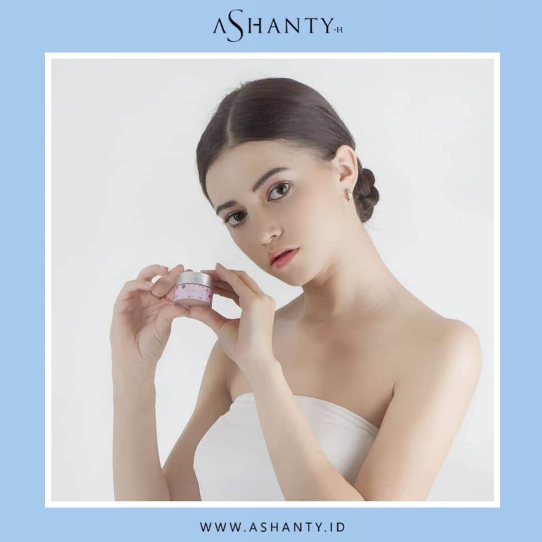 ASHANTY BEAUTY CREAM OFFICIALのインスタグラム：「Cream wajah yang bermanfaat untuk mencerahkan kulit wajah, Whitening Cream Series by Ashanty 🌺  Dapatkan hasil kulit wajah idaman dengan rutin merawat wajah menggunakan Whitening Cream Series by Ashanty 😍 _________________________________ Informasi dan pemesanan : WA: 081293823950 WA: 085781140354 WA: 081287388885 WA: 087778489900 FAST RESPONS CLICK LINK yang ada di Bio IG @ashantyid  _________________________________ #ashantybeautycosmetics #beauty #cosmetics #brandlocal #kosmetikhalal #makeup #kosmetikartis #ashanty #thehermansyah #beautyvlogger #jualkosmetikmurah #kosmetikmahal #kosmetikbagus #ashantyid #keluargaasix #ashantyhermansyah #mua」