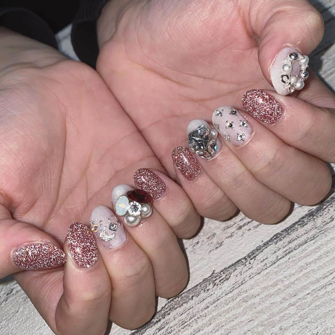 茜里さんのインスタグラム写真 - (茜里Instagram)「DT中の至福....❤︎ネイル💅クリスマス仕様🎅 親指のリース特に可愛い😫 赤色の部分はフラッシュネイル？っていう携帯のフラッシュでもっと光るギラッギラのラメ❤️  色んな子、同じサロン行ってくれてありがとう🥺 本当に伊藤さん上手いんだあ😫 なにが上手いって爪のこと大切に扱ってくれて お客さんそれぞれの爪の状態とか見てるとこ！ 爪が薄くなっちゃった子、 オフの時痛い子とかは私もそうだったから フィルインっていう方法でネイルしてみてね😭 ここのサロンは、愛知の子は是非☺️❤︎ prとかじゃ全くなく、オープンからずっと行ってるべ！  今回もありがとうございます･:*+.\(( °ω° ))/.:+」12月14日 22時22分 - riuakari