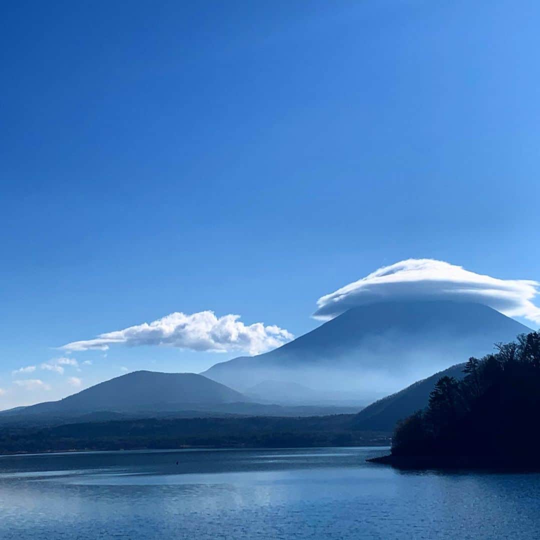 本野沙弥のインスタグラム：「富士山 🗻 素敵なロケーションで朝一の撮影。 空気が澄んでいて、みんなで"綺麗〜!!"を何回言ったか☺︎ 良いことがたくさんありそう♪ みんなにも良いことがたくさんありますように🌹  #富士山#笠雲#本栖湖」