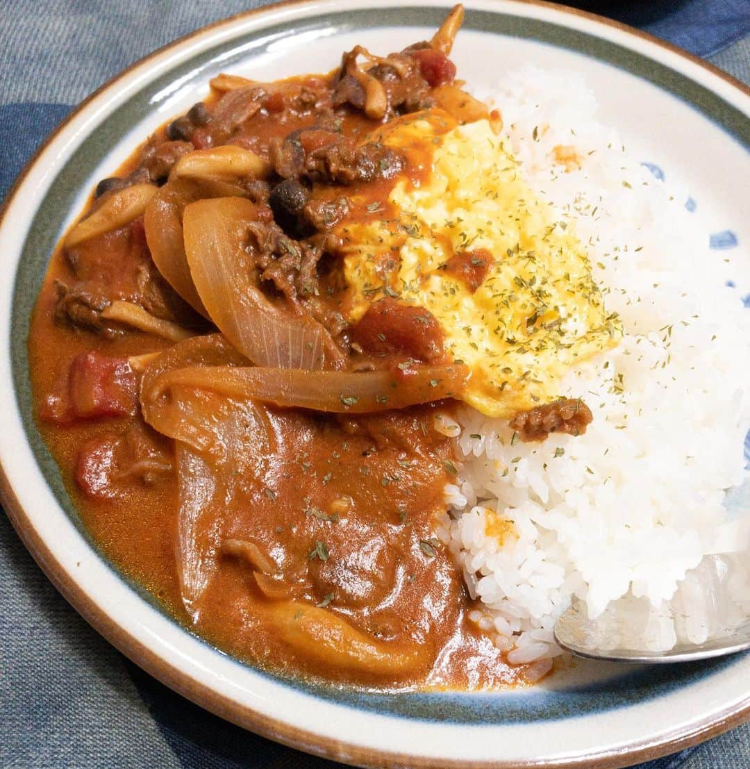 星野みちるのインスタグラム：「今日のお料理チャレンジ！ウスターソースいっぱい使ったよ( ^ω^ ) トマト缶を使ってビーフハヤシライスです(*^◯^*) #チャレンジ　#challenge  #cooking  #料理　#ハヤシライス　#ビーフシチュー　#トマト缶　#新米主婦」