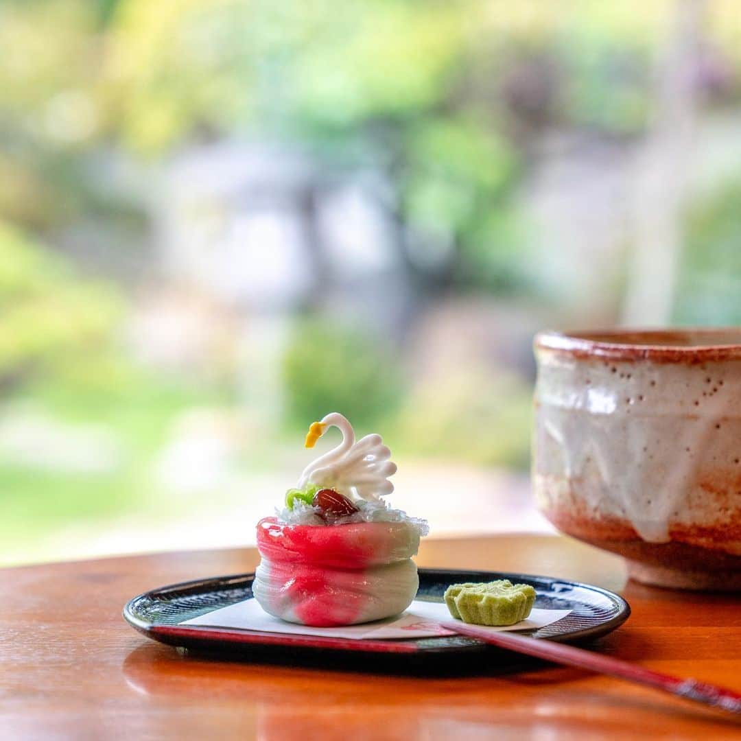 Hanako公式さんのインスタグラム写真 - (Hanako公式Instagram)「【#HanakoTravel】﻿ 📍今回は島根県出雲市〜松江市へ。旅したのは @6151 さん。和洋折衷﻿の新しい出雲を知ることができる旅になりました🐻‍❄️﻿ ﻿ 松江歴史館では、黄綬褒章受章の名工職人による手作り上生菓子を楽しめる〈喫茶きはる〉へ。食べるのがもったいないと感じる、美しいお菓子でした🦢﻿ ﻿ #Hanako #Hanako_magazine #出雲旅 #出雲女子旅 #出雲スイーツ #松江旅 #カメラ旅 #島根 #島根観光 #出雲グルメ  #旅の記録 #ホテルステイ #おこもりホテル #ホテル好き #コーヒー好き #カフェ部 #喫茶きはる #松江歴史館﻿ ﻿ 📣# Hanakotravel ではインスタグラファーが国内外のいろいろな土地を旅して、誌面とInstagramの両方で素敵な写真をお届しています。」12月14日 22時34分 - hanako_magazine