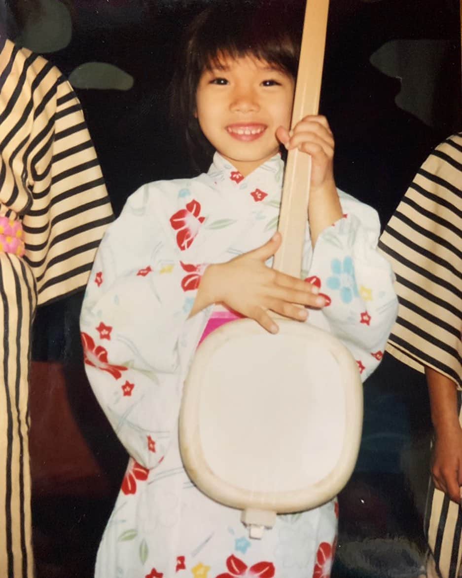 なみなみのインスタグラム：「♪﻿ 本日誕生日を迎えました〜^_^❤️﻿ ﻿ 支えてくれてる家族・友達・そして音楽を共にするかーなー本当にありがとう🏵﻿ これからもかーなーと沢山の音楽を届けていきます！﻿ 楽しみにしててください⭐️﻿ ﻿ 数え切れないほどのメッセージがたくさんきてます！﻿ 今年も残りわずかですがみなさん元気に過ごしましょう❤️﻿ ﻿ 写真は約20年前の写真です🪕﻿ ﻿ #いーどぅし﻿」