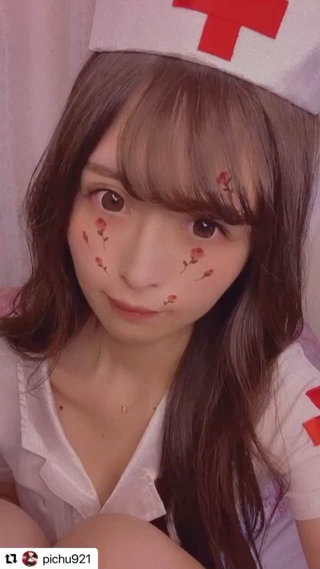 のインスタグラム：「@pichu921 ・・・ ㊙️コスプレ動画🩸👩🏻‍⚕️🏥⇧ の顔ダブルタップと右上の🏷しおりマークの【２つ】タップして下さったら教えて下さい🥺💓﻿ ﻿ ﻿ ﻿ （その２つが非常に嬉しいのです🐸♡）﻿ ﻿ ﻿ ﻿ ☝️🏻２つのタップ後、絵文字コメントもぜひです🙇🏻‍♀️﻿ さて何のコスプレでしょうか❓❓👶🏻﻿ あててみてね✍🏻✍🏻✍🏻（返信させて下さい🙇🏻‍♀️）﻿ ﻿ ⬇️⬇️⬇️本日の文章はもう少し下にあります⬇️⬇️⬇️ ﻿ ﻿ ﻿ ﻿ ​───────​─❌❌❌───​──────﻿ ・ネット上胡散臭くてごめんなさい﻿ ・写真は奇跡の一枚で、実物はどぶねずみです﻿ ・ぴちゅという名前で呼ばれています（会社の名刺も）﻿ ・声非常に低く、クシャミは驚かれるレベルです﻿ ​───────​─❌❌❌───​──────﻿ ﻿ 動画は計４００万、﻿ フォロワー計１４万名、インスタは４６,０００名になりました。﻿ 本当に嬉しいです。いつも誠にありがとうございます。﻿ よく言われるマイナスイメージ❌は👇🏻をご覧下さい。﻿ 最近も１,７００～５,０００名程の方々いいね、﻿ ２００～５００件程のコメントありがとうございます。（数枚除く）﻿ ﻿ ✱ストーリーやフィードでのタグ付けも嬉しいです！﻿ いいねさせていただいております😭🙏🏻❤︎.*﻿ ﻿ ​───────​───────​───────﻿ ﻿ ﻿ ﻿ ⬇️⬇️⬇️皆さまこんばんわ。やっと本日の本文です⬇️⬇️⬇️﻿ ﻿ ﻿ ﻿ おうちでひっそりハロウィン🎃した時の🤫㊙️﻿ ﻿ 昔の服で。﻿ ひとりで待ちながらおどってた🙂🙂🙂﻿ ﻿ ﻿ ﻿ こわい🙂🙂🙂﻿ ﻿ ﻿ ﻿ こんな格好しながらも﻿ 注射が一番嫌いです。💉🩸﻿ ﻿ 歯医者さんも﻿ 笑気麻酔を使用して下さる歯医者さんしか行けません。﻿ ﻿ 親知らずを抜く時は﻿ 静脈内鎮静法と﻿ 笑気麻酔、﻿ 局所麻酔をしていただきました。﻿ ﻿ 痛みに弱い方へおすすめです👶🏻🩺﻿ ﻿ 他の動画はTiktokへ👶🏻🩸﻿ Tiktokアプリでpichu921のフォローをお待ちしています。﻿ （フォロー後ぜひ教えて下さい🙇🏻‍♀️🙇🏻‍♀️🙇🏻‍♀️）﻿ ３万名の方フォローありがとうございます。﻿ こんな動画みたい、などあれば教えて下さい。﻿ チャレンジします。﻿ ﻿ ﻿ ​───────​───────​───────﻿ ﻿ ※先日の9このコラージュ画像投稿に﻿ 🏅会社、サイバーエージェントや﻿ ABEMA（AbemaTV）でいただきました﻿ 表彰🥇反省点❌﻿ 仕事について記載しております。﻿ その左上画像投稿は﻿ いいね４,６００名コメント４６０件﻿ ありがとうございます😞🙏🏻❤︎.*﻿ ﻿ ​───────​───────​───────﻿ ﻿ 「仕事内容＆－１２㌔ダイエットについて」は﻿  @pichu921 を押してプロフィールを参照下さいませ🙇🏻‍♀️﻿ 「よくいただく質問」や「マイナスイメージ❌」﻿ については、インスタのプロフィール下の﻿ ハイライトタイトル【🚹❌質問へ】へ🙇🏻‍♀️﻿ ﻿ ​───────​───────​───────﻿ ﻿ 🔔通知がすぐに届く方法🔔﻿ @pichu921 を押して【メッセージ】の横の﻿ 【フォローする】を押すと【フォロー中▽】となり、﻿ ここをもう一度押すと【お知らせ】があります。﻿ そのチェックを全てONにすると、﻿ 通知が届くようになります☑️﻿ 早いコメントは基本返信させていただいております。﻿ ぜひ、お待ちしております🙇🏻‍♀️ ﻿ ﻿ ​───────​───────​─────── ﻿ ﻿ ※実はいいねして下さった方の投稿を、﻿ たまにいいねさせて頂いております…🤫㊙️﻿ ﻿ Please double tap the image.﻿ I'm waiting for your pictograph comments😍💗﻿ ﻿ ﻿ ﻿ #japanesegirl #selfie #japanese #girl #自撮り #セルフィー は疲れる#女子 #自撮り女子 #インスタグラマー ではない#コスプレ #ナース #cosplay #nurse」