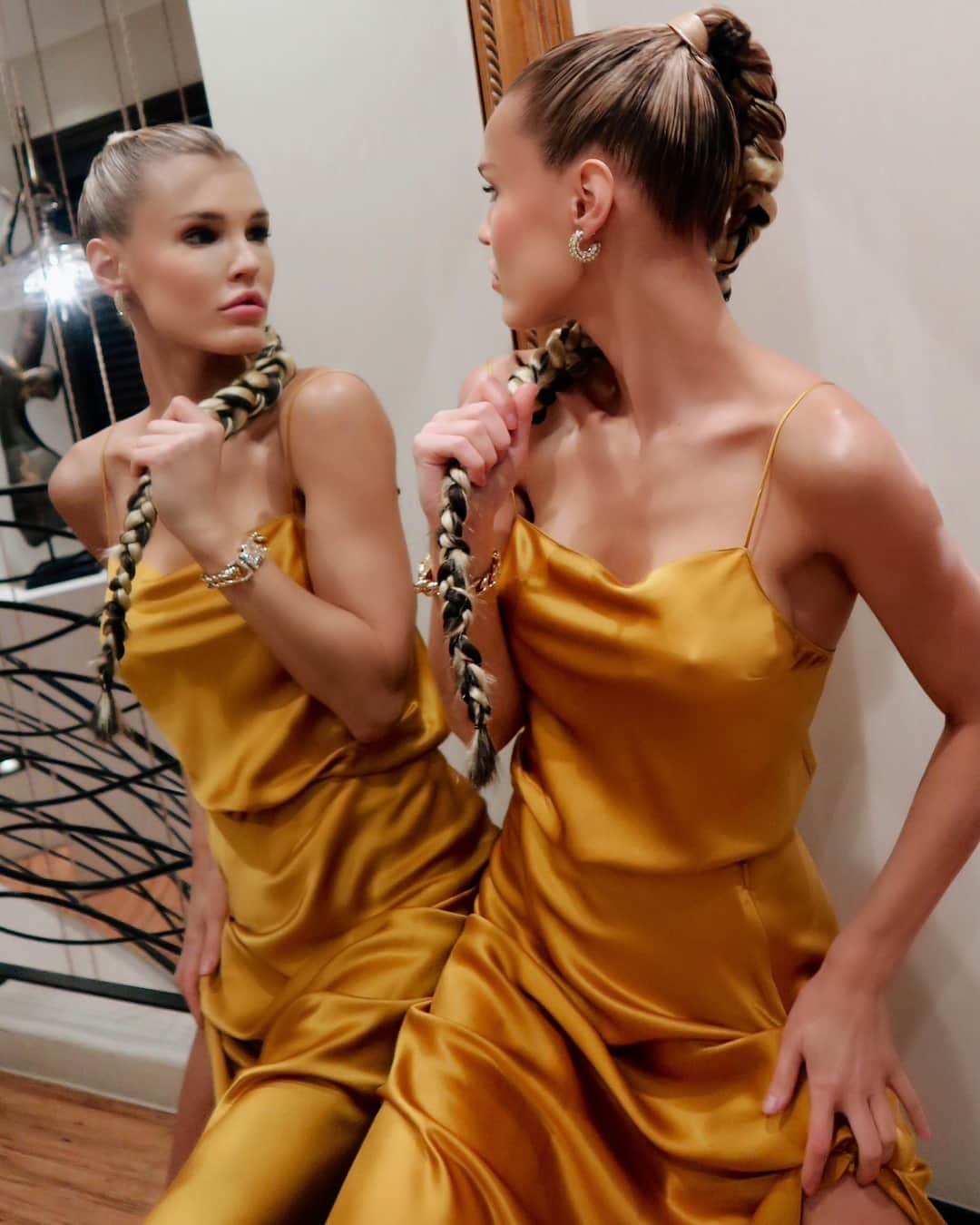 ダニジョーのインスタグラム：「Golden girl @joycorrigan in the Marigold silk set ✨ Shop all sets at Dannijo.com 🛒➰」
