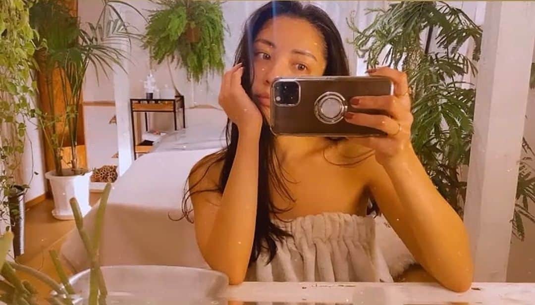 JUNのインスタグラム：「. 🌿🌼🌿🌼🌿🌼🌿 . . 背中と首、顔筋動かされて 痺れる程気持ち良かった〜🥺👏✨  1年以上お世話になっている事に さっき気づいたよ🥲🙏🏽💓笑 ( @lope.nk_korugi ) . . 🌿🌼🌿🌼🌿🌼🌿」