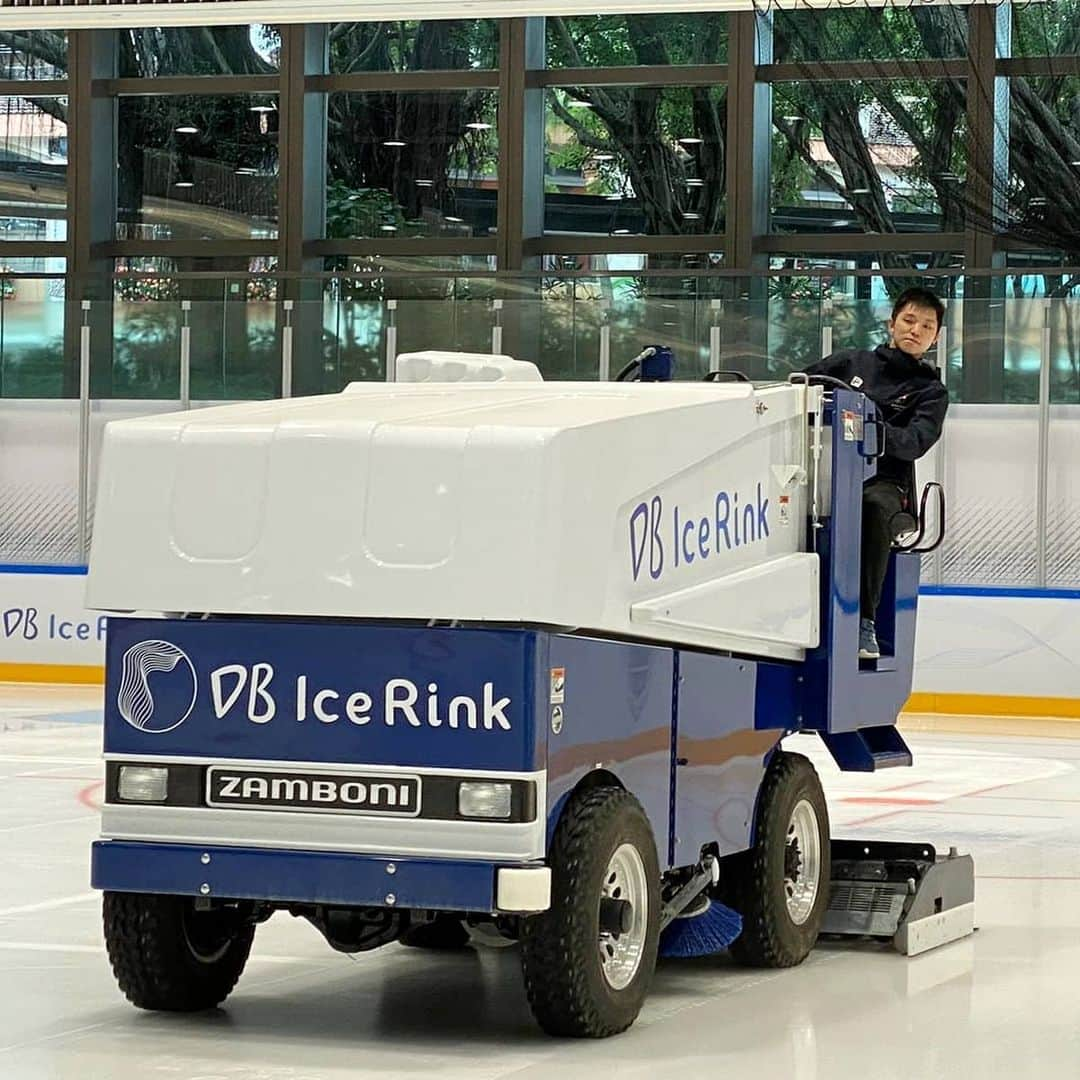 李厚賢のインスタグラム：「New achievement unlocked! DB makes my dream (almost 20years?) come true. 🔥⛸️ #DreamCar #zamboni #zambonidriver #dbir」