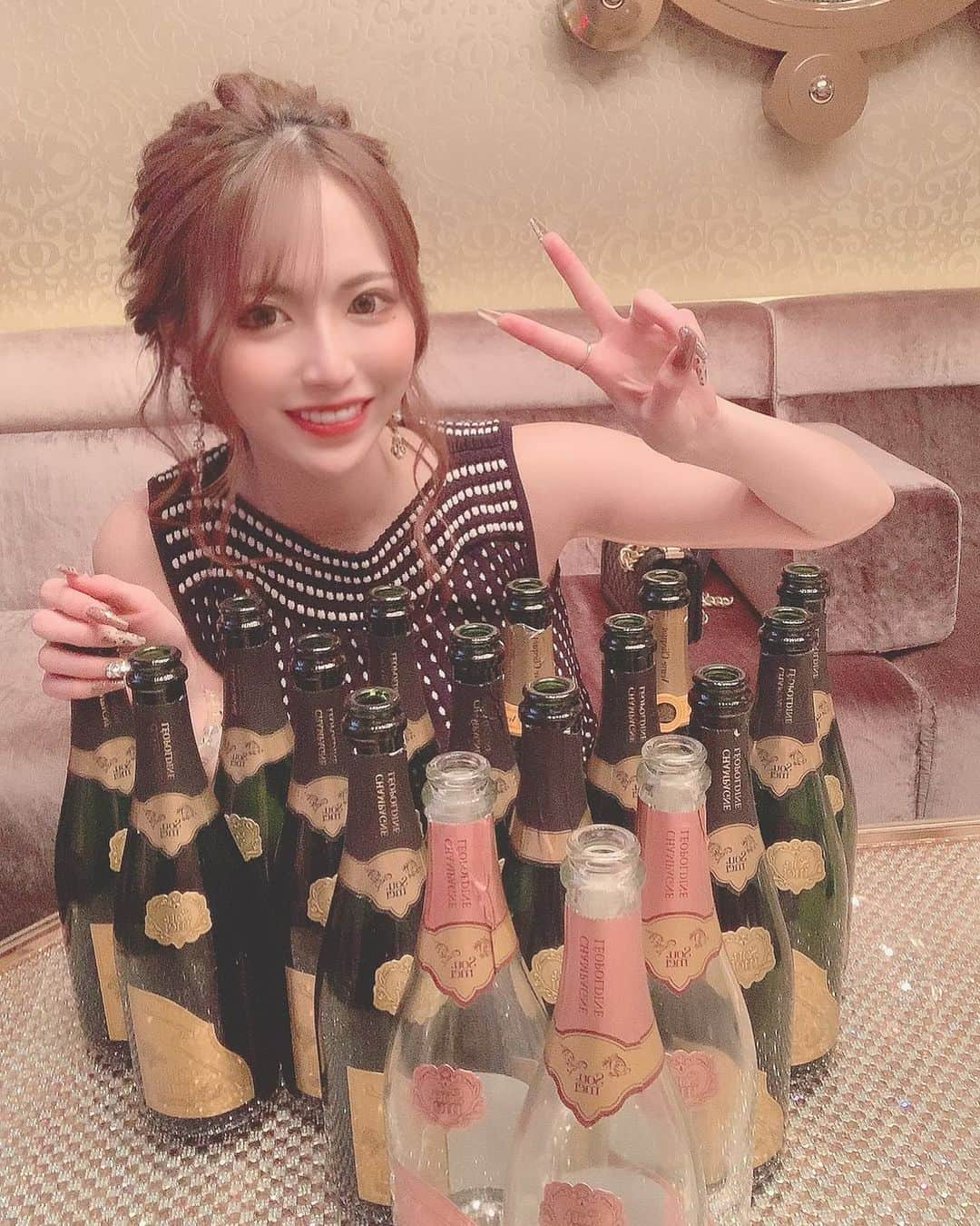 MAKIのインスタグラム：「. ソウメイたくさん🍾🥂🤪  #六本木 #六本木妃翠 #妃翠 #キャバクラ #ラウンジ #ニュークラブ #クラブ  #ヘアアップ #ヘアアレンジ #ヘアスタイル #ヘアメイク #巻き下ろし #ロングヘア  #新宿 #歌舞伎町 #銀座 #中州屋台 #祇園 #北新地 #ミナミ #錦 #すすきの #soumei #soumeijapan #ソウメイロゼ #ソウメイ」