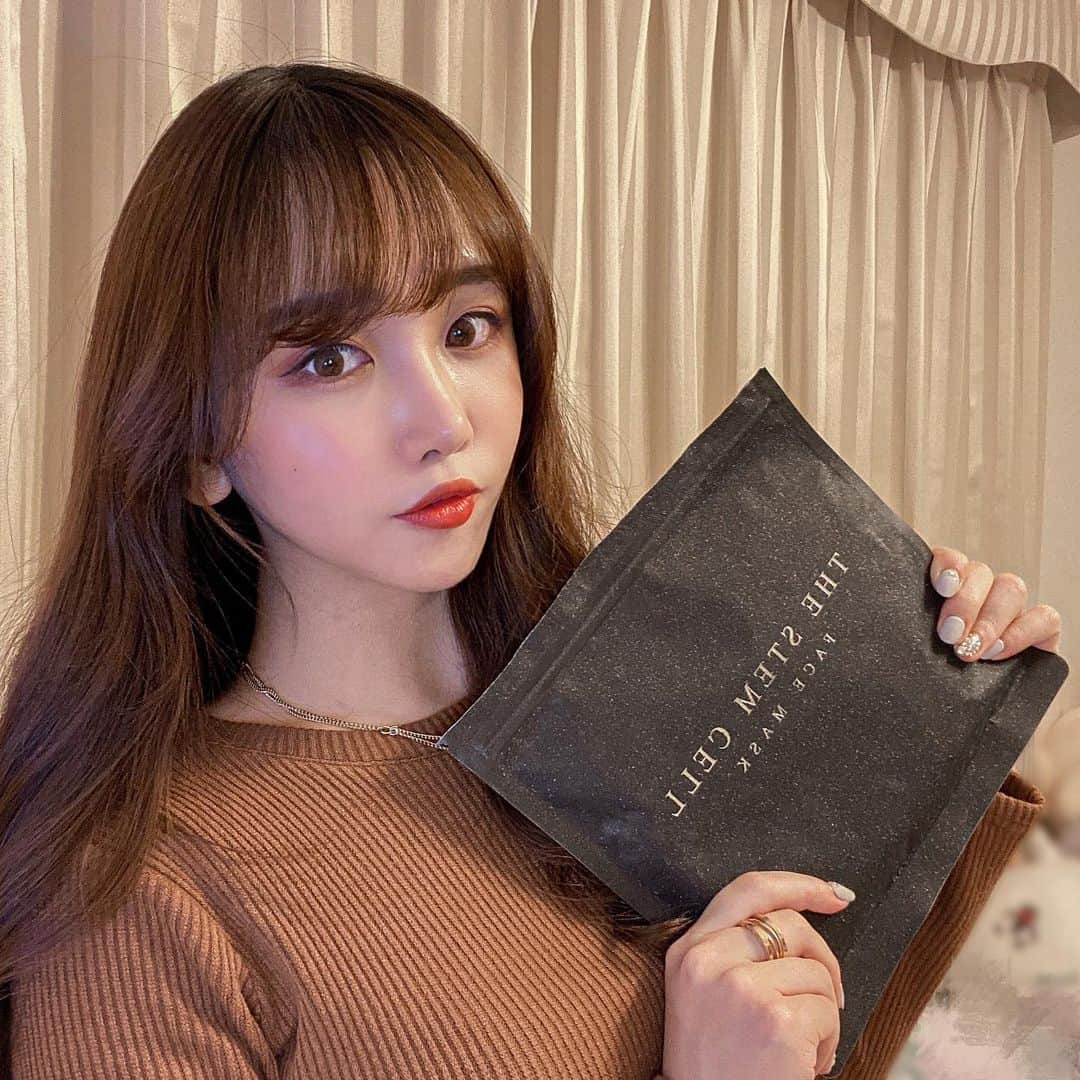 のインスタグラム：「最近これもらって、毎日朝パックしてるんだけど化粧ノリ良くなるから気に入ってる✨  70万個も売れてるTHE STEM CELLっていうパック！(ドンキで売ってる)高濃度ヒト幹細胞培養液とかヒアルロン酸とか入ってて保湿されるの。目の穴がちょっと小さすぎるんだけど…目の周りもしっかり保湿されて逆に良いのかも？(笑)  パッケージもキラキラしてて可愛いし1枚ずつ取り出しやすい✨  #thestemcell #stemcell #フェイスマスク #facemask #スキンケア #美容 #保湿 #美白 #ヒト幹細胞 #美容好きな人と繋がりたい #スキンケア用品 #マスクパック #パック #大容量パック #PR #mck_PR」
