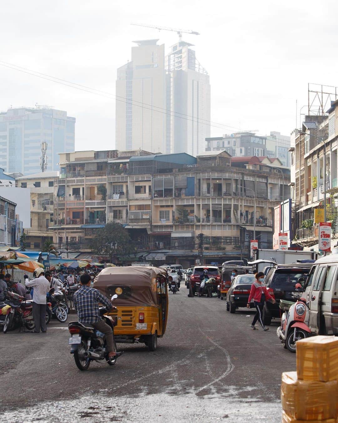 Shunsuke Miyatakeのインスタグラム：「Hazily tall buildings in everyday life of people on the ground, Phnom Penh, Cambodia」