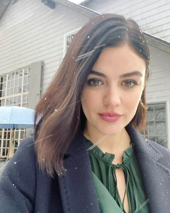ルーシー・ヘイルのインスタグラム：「baby it’s fkng cold outside」