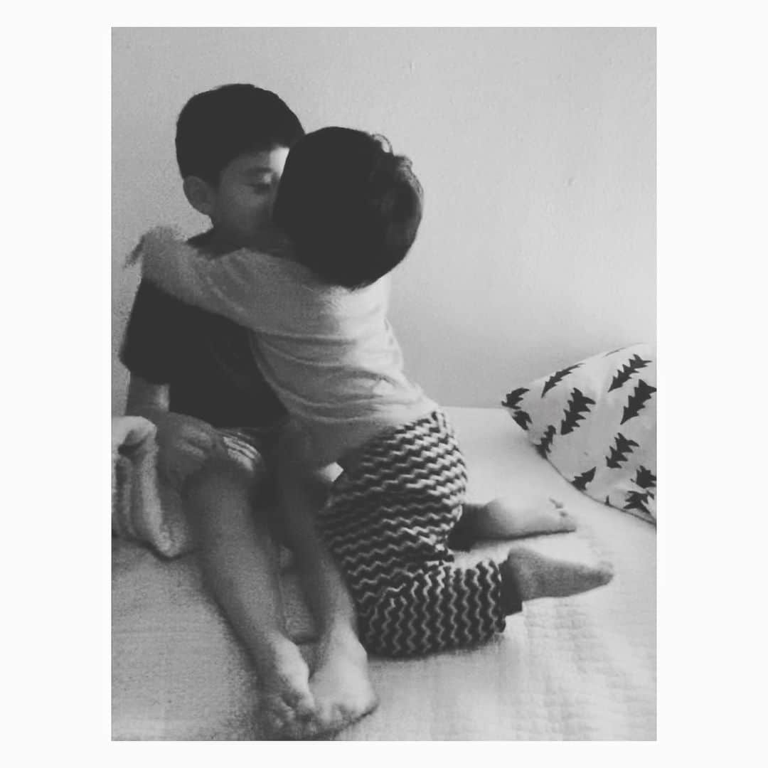 のインスタグラム：「요즘 넘 사이좋은 형제 ❤️엄마가 더 잘해야지.. #베이킹좋아하는수인이#맛있다고엄지척해줌😚」
