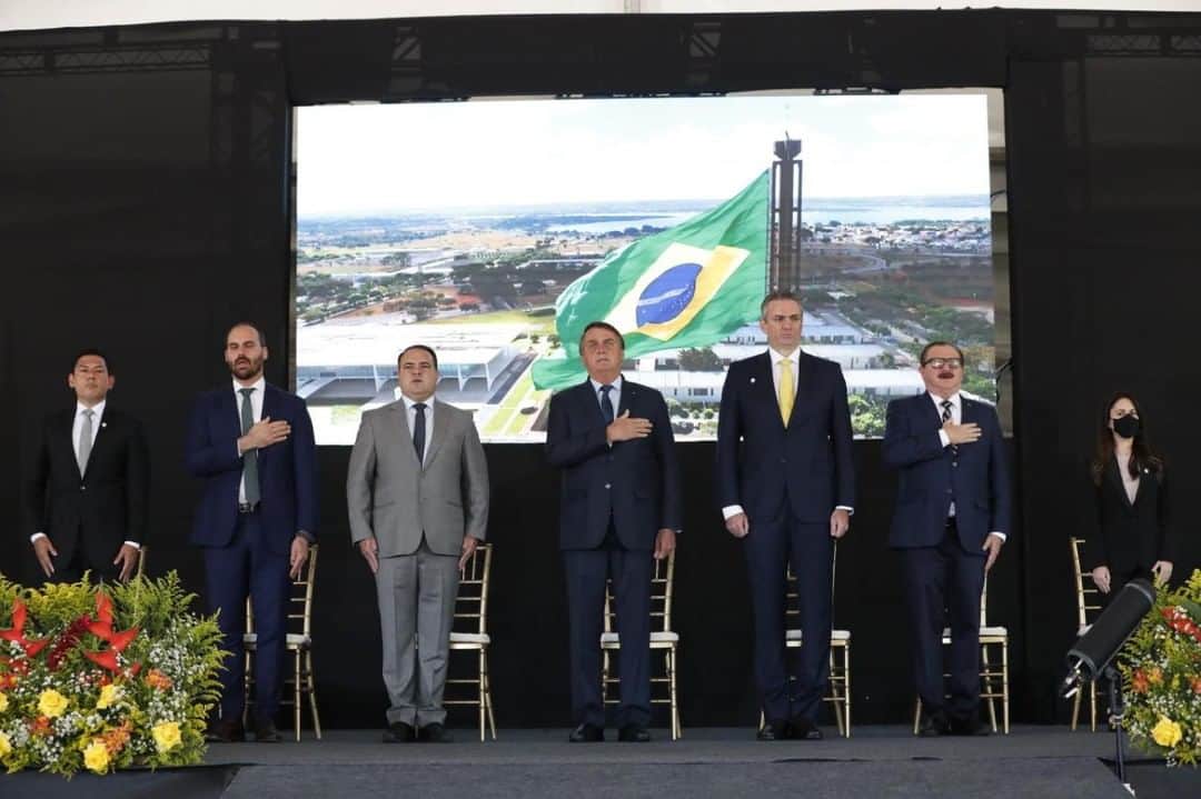 ジルマ・ルセフのインスタグラム：「O Presidente Jair Bolsonaro participou, na manhã desta segunda-feira (14), da solenidade de encerramento dos Cursos de Formação Profissional para os cargos de Delegado de Polícia Federal e Perito Criminal Federal. O evento aconteceu em Brasília/DF.  Fotos: Clauber Cleber Caetano/PR」