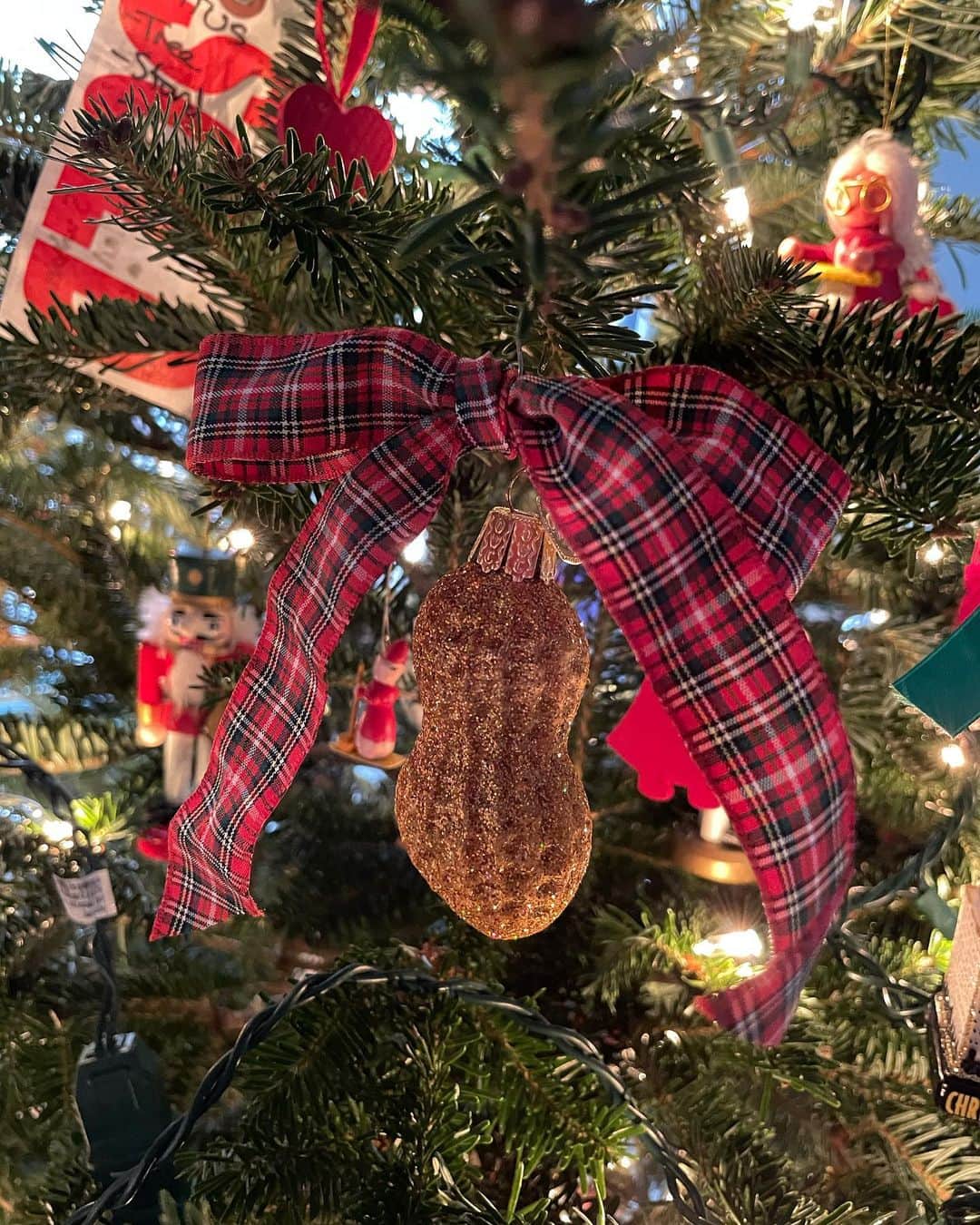 オランピアルタンのインスタグラム：「Hi tree! I missed you while I was sleeping 🥰❤️🎄 here’s a few of my favourite ornaments in no particular order: glittery peanut from NYC 🥜, my Fritzy 💔 from Hudson and from heaven (miss you Fritzy), an eye 👁 from Paris, a little knitting lady 🧶 given to me 20 years ago, some Fortnums champagne 🍾 from London, a vintage little felt guy that was on the tree at home ever since I can remember (he might be my number 1, oh and I made the felt raindeer behind him a few years ago), and a Fuchiko 🍒 cause I miss Tokyo. #tree」