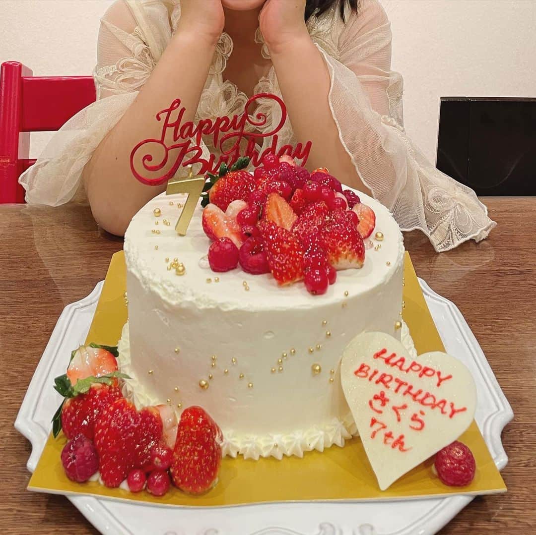 畑野ひろ子のインスタグラム：「次女のお誕生日🎂 7歳おめでとう🎉🎉🎉 自由奔放な我が家のアイドル😂  今回も、@bonsweetsandcongrats さんでオーダーしました🎂中は、お姉ちゃんが大好きなチョコレートケーキにしてね！と。喧嘩もいっぱいするけど、お姉ちゃん大好きなんです🥰」