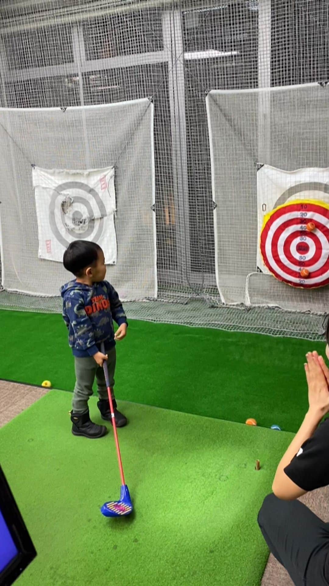 迫田愛子のインスタグラム：「息子、鼻の下伸ばしながら頑張っております⛳️﻿ ﻿ いや〜本当凄いなぁ。﻿ 最初なんてぜーんぜんしなかったのに。﻿ ﻿ 子どもって凄い✨✨﻿ ﻿ @horogolf1977 くんいつもありがとう😆﻿ ﻿ #六本木ゴルフアカデミー﻿」