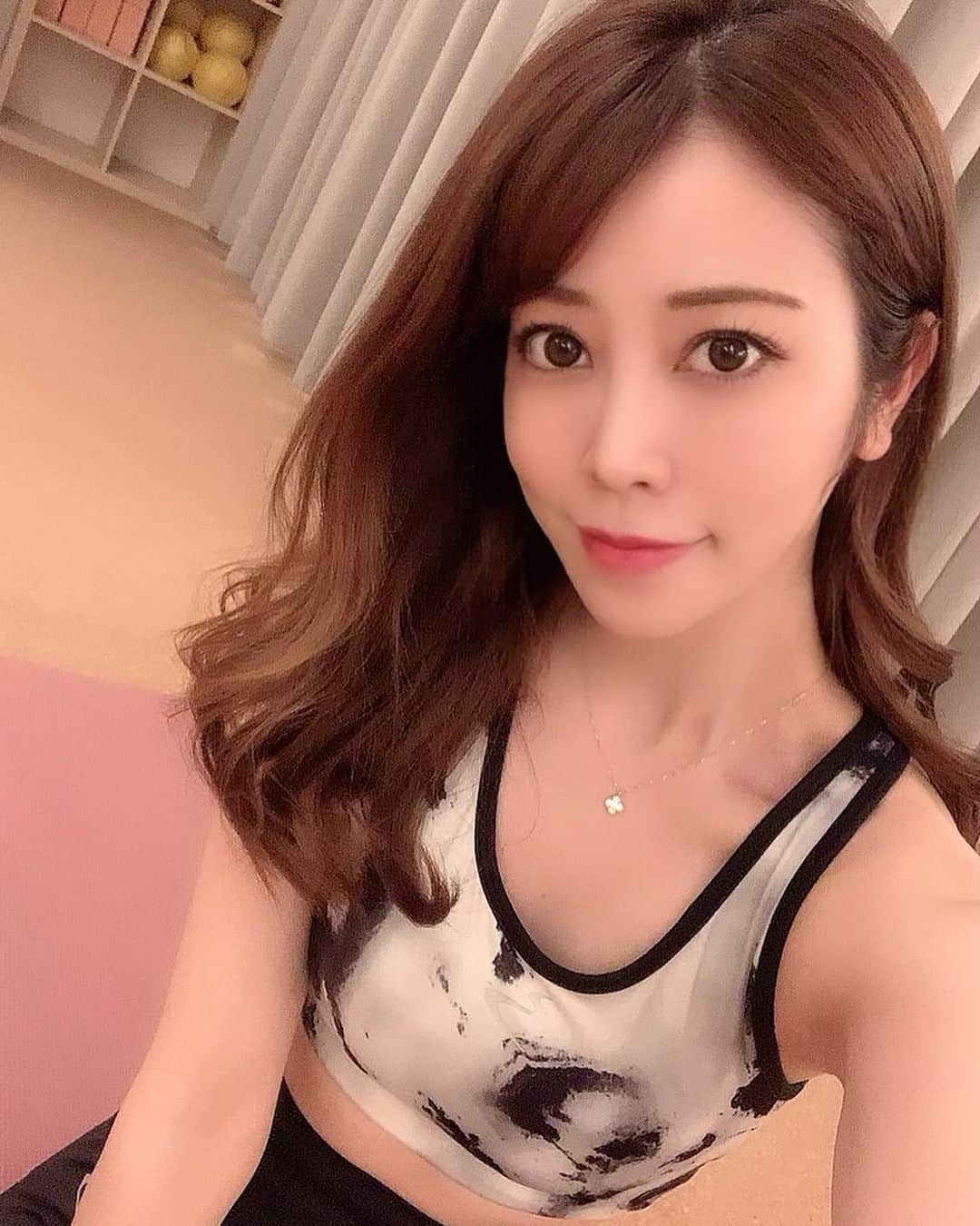 のインスタグラム：「．     今日は美シェイプヨガ🧘‍♀️✨   最近ヨガやり過ぎて 毎日地味に筋肉痛💓💓   ．」