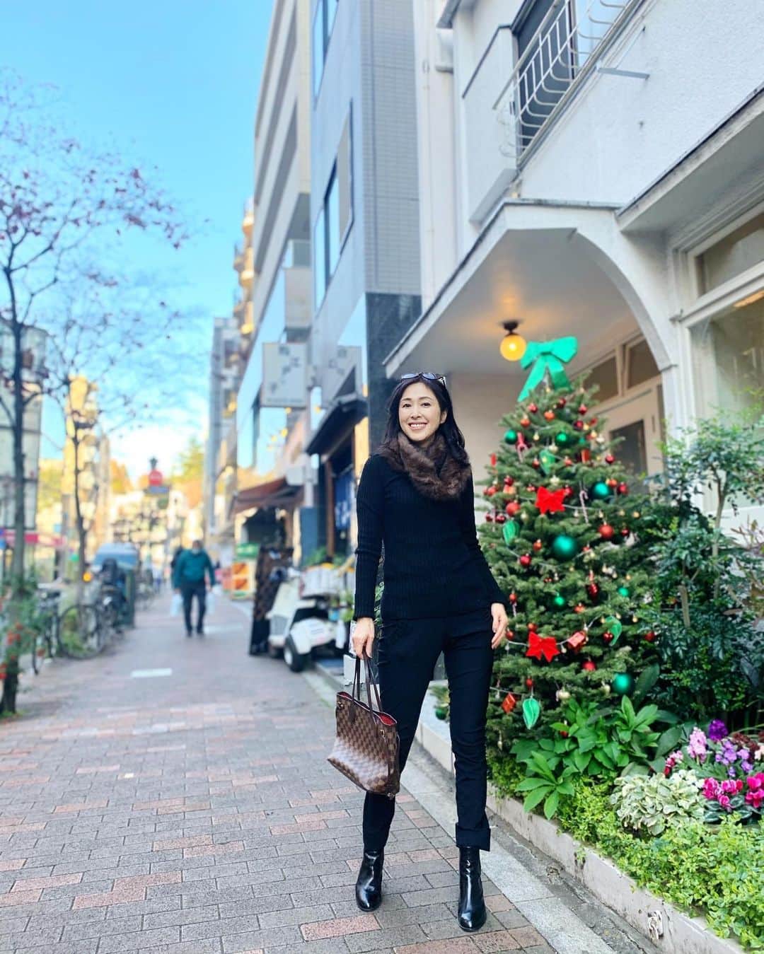 のインスタグラム：「もうすぐクリスマスですね。  今年は大変な年だったけど、来年は良い年にになりますようにー 星に願いを⭐️  @definebeautyjapan  @definebeauty @ディファインビューティ  #クリスマス #お願い #コスメ好き  #キレイ  #キレイになりたい  #アラフィフコーデ #アラフィフ女子 #大人可愛い #今日のコーデ #大人スタイル #企業女子 #スナップミー #上品コーデ #キレイめコーデ #化粧品  #instapicture  #beauty  #beautiful  #fashionblog #fashionblogger #dailylook #tokyolife」