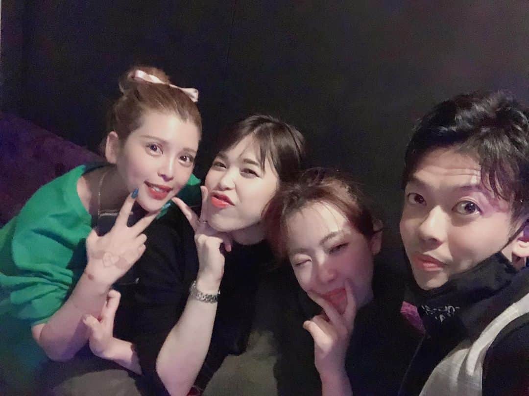 坂口杏里のインスタグラム：「営業してます🙈✨ 夜来れない方々 是非🥰  09054307175  ↑何かあればこちらまで！ BAR CACHETTE (カシェット) 東京都新宿区歌舞伎町2-11-7 メトロビル4階  お待ちしてますん💕 男性１時間3000円 女性１時間1500円 （飲み放題）  ライン交換写メ撮ろ☺️」