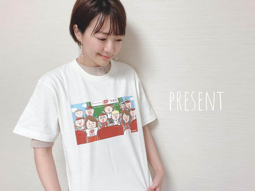 うえむらちかのインスタグラム：「RCCラジオ『うえむらちかの鯉スル企画室』﻿で発表されました  ﻿﻿🎁年末リスナープレゼント企画🎁﻿﻿  いつもラジオを支えてくれてるリスナーの皆様に感謝を込めて ﻿@itchaku さんで番組オリジナルTシャツ👚を作りました👏  やっぱり物作りするって楽しいですよねー！ みんなでお揃いのものを何か作りたいなと思って作成したんですが、スマホでちょいちょいっと注文できたし、届いたをTシャツを着てみてとっても可愛い〜😍  早くみんなにも着てほしい〜❣️  というわけで、抽選で4名様にプレゼント致しますので 是非ご応募ください☺  ️﻿✉︎ chika@mediasion.co.jp まで﻿﻿  ①ラジオネーム﻿ ②お名前﻿ ③住所﻿ ④電話番号 ﻿⑤希望サイズ（M、L、XL）  ﻿を明記の上、﻿メールの件名を「プレゼント希望」にしてお送りください📩﻿﻿  12月末までに到着したメールの中から抽選で当選者を選ばせて頂きます。﻿ 当選者の発表は発送をもって代えさせて頂きます。ご了承ください。  ﻿﻿また #コイラボ では ﻿​​・ふつおた ﻿​​・あなたが欲しい広島にまつわるグッズ ﻿​​・あなたが実現してほしい企画﻿など 募集していますので﻿併せて、メールに記入して頂ければ嬉しいです💕﻿  Tシャツの感想もお待ちしてます✌️  ﻿#プレゼント企画 #プレゼントキャンペーン#イッチャク #オリジナルTシャツ #オリジナルプリント #オリジナルデザイン #PR﻿#おうちじかん #おうち時間﻿#リスナープレゼント #ラジオ #RCCラジオ﻿#コロナ #コロナに負けるな ﻿#うえむらちかの鯉スル企画室」