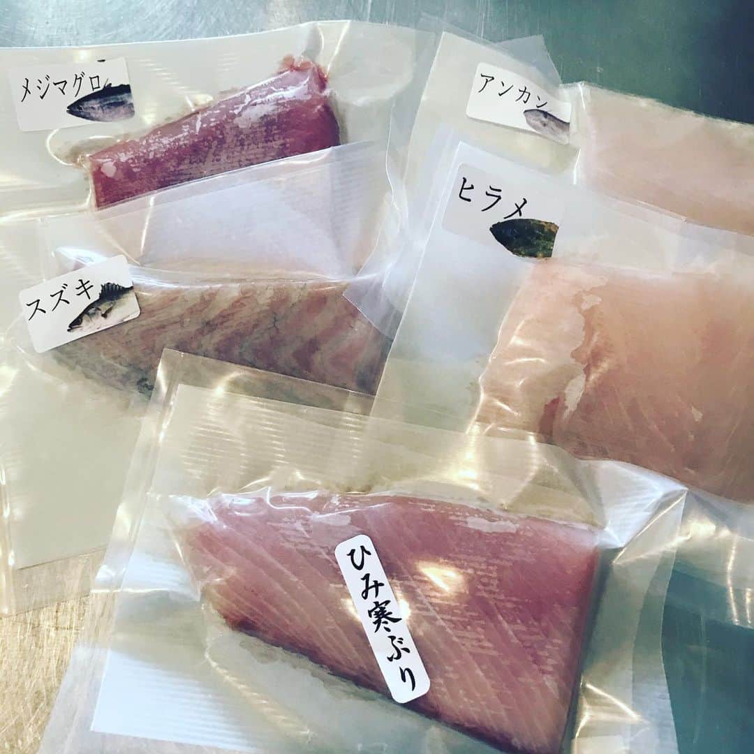 福田葉子さんのインスタグラム写真 - (福田葉子Instagram)「富山は氷見市のお魚がおいしすぎる…びっくりした。 「氷見漁港　朝どれ鮮魚お刺身セット」ふるさと納税定期便を始めたのですが、寒ぶりもハギ肝和えも驚愕の瑞々しさ！とれとれ、キトキト。氷見市の皆さんは毎日こんなお魚を食べてるんだ…うらやましい。柵どりで少量多品種と、二人暮らしにはちょうどいいのも嬉しい。 北陸の海産物、ほんとうに素晴らしいですね。これから半年楽しみです。単発もあるようなのでふるさと納税お探しの方に全力でおすすめします。 #yummy #gourmet #fresh #fish #sashimi #good #氷見市　#富山県　#ふるさと納税　#ふるさと納税返礼品 #ふるさと納税おすすめ #お刺身　#とれとれ　#きときと　#鮮魚　#新鮮　#おいしい　#びっくり　#定期便　#おすすめ」12月14日 14時15分 - yoyoyokoko