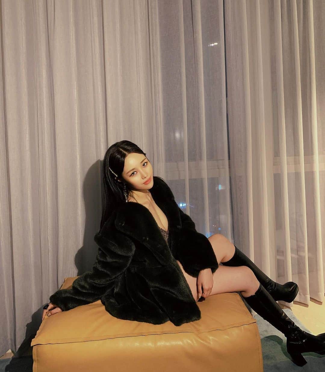 ジユルのインスタグラム：「#BlackandGold #plz #backtothepast」