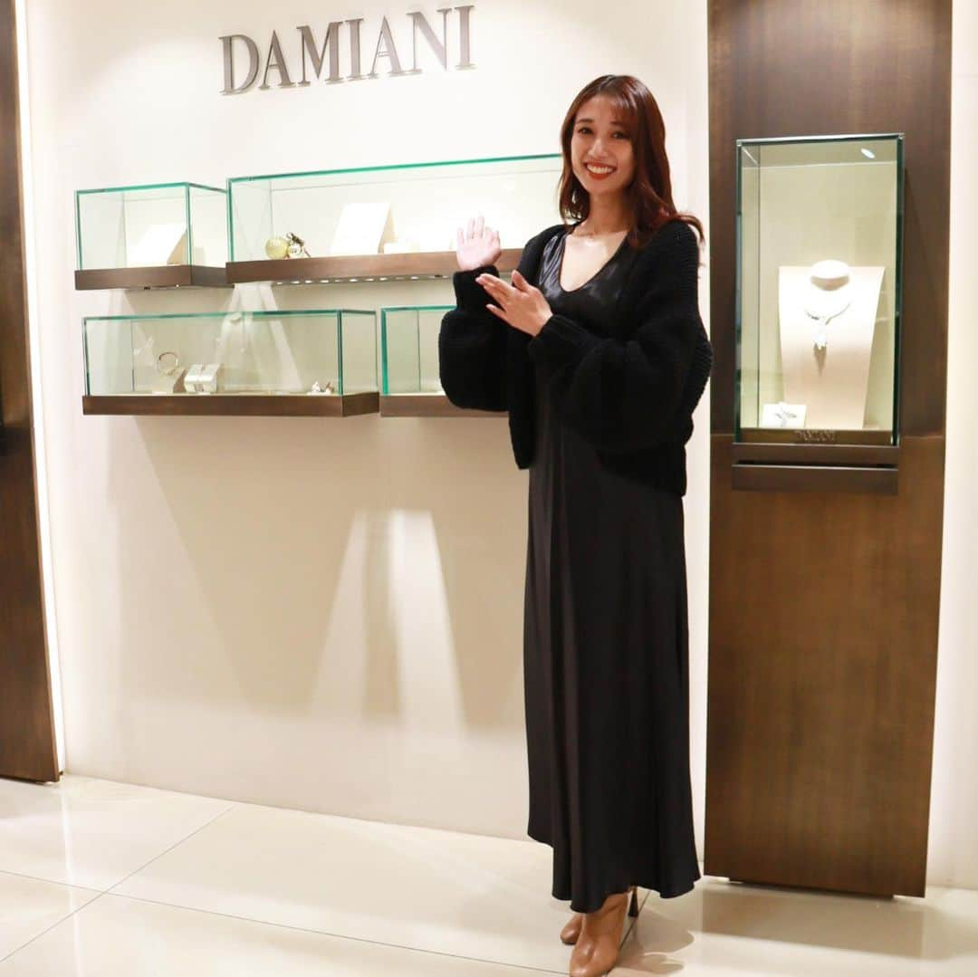 広瀬未花さんのインスタグラム写真 - (広瀬未花Instagram)「@damianiofficial  @b.r.online  @brshop.jp   こちらがDAMIANIで一番人気の ベルエポック。  このコレクションは、20 世紀初頭にヨーロッパが繁栄した華やかな時代の映画俳優や映画監督、画家たちのミューズとして活躍した1920年代の女優達のスタイルを彷彿とさせる。 映画のフィルムがデザインソースになっているのだとか😊🎞  xxsが可愛かったです❤️  blackdress/  @maisontherow」12月14日 14時19分 - micahirose