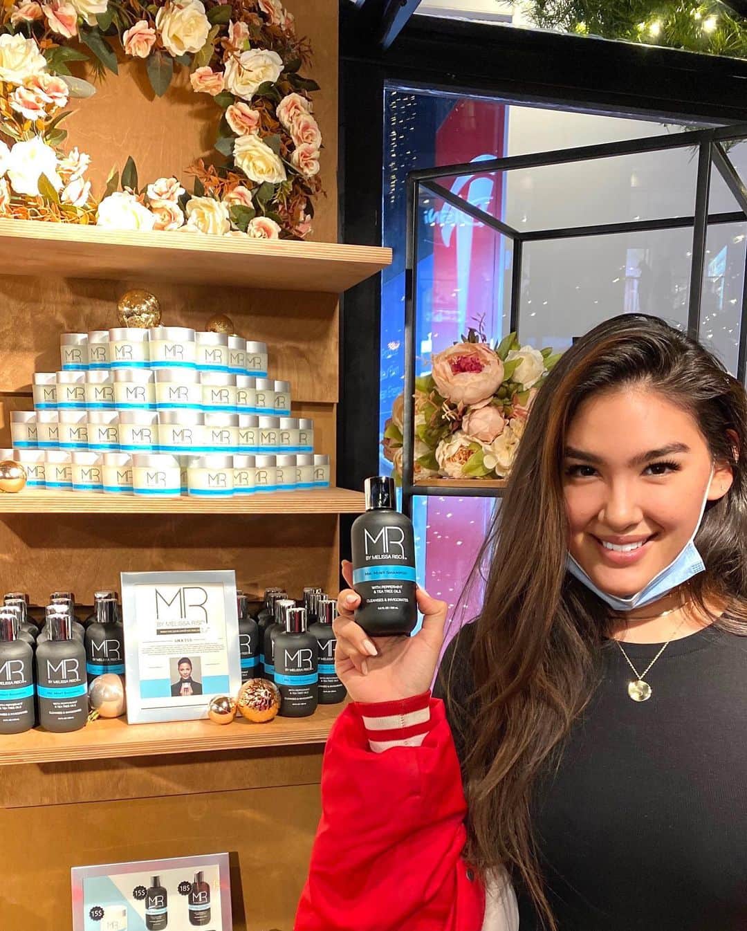 Melissa Risoさんのインスタグラム写真 - (Melissa RisoInstagram)「This week Dec 11-18th go to the @westfieldcenturycity mall at @attractmagazine pop-up store and get my @mrbymelissariso hair products! It is the perfect holiday gift for your loved ones. If you don’t live in LA you can order online MrByMelissaRiso.com 🎄🎁 #holidayseason #holidaygifts #holidayshopping #christmas #christmasgifts #hairproducts #giftsets @skamish @philipbruenn」12月14日 14時20分 - melissariso