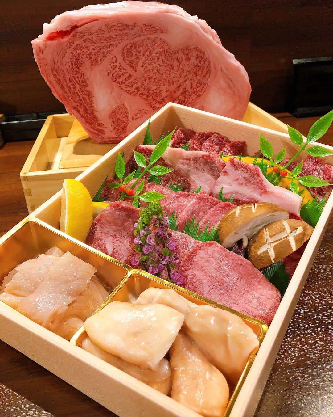 大西宏明さんのインスタグラム写真 - (大西宏明Instagram)「大阪はやっぱり年内いっぱい厳しそうですね………💦💦💦💦💦  ミナミまで出て来れない方々❗️ 大阪まで行けない方々❗️ 外食を控えてる方々❗️ 忘年会できない方々❗️ 家で美味しいお肉を食べたい方々❗️  是非とも年末年始　#笑ぎゅう　のお肉をご自宅で食べて下さい🥩🥩🥩🥩🥩  通信販売✨ 店舗での精肉販売✨ その他諸々❕やれる事やってます💪 何なりとおっしゃってください^ ^ 何卒宜しくお願い致します✨✨  #大阪 #焼肉 #大阪グルメ  #時短営業 #頑張ろう飲食店  #通販アプリbase  #全国発送 #美味しいお肉 #宜しくお願い致します #smile #ほなっ！！」12月14日 14時20分 - ohnishi_hiroaki_0428