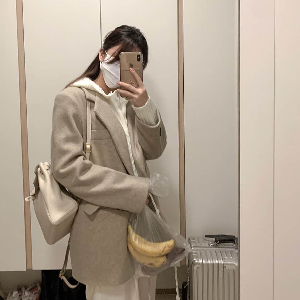 ユン・アラのインスタグラム：「요 자켓이랑 후드니트 스토리에 올렸더니 문의가 정말 많이왔어요 :)! 색감 너무 예쁘다며..😊  공구로 곧 만나보실 수 있어요 🤍 요것두 가격 완전 착해요 🤟🏻  #옷이좋아서취미로하는일」