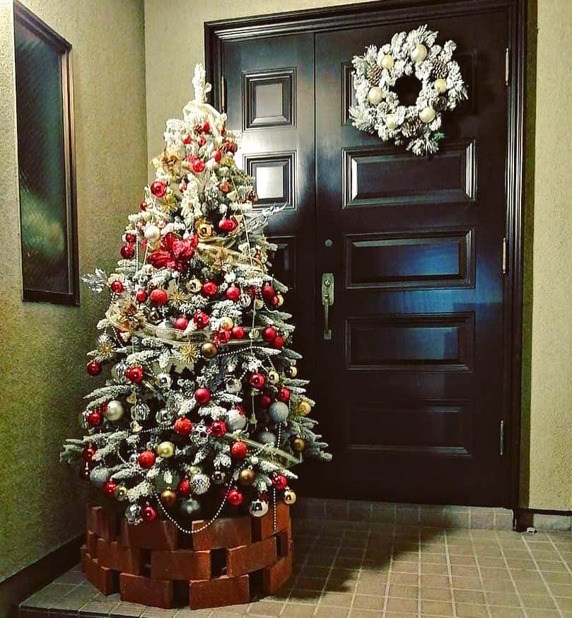 のインスタグラム：「【11】Ｎ氏邸🎄✨ いつもご自宅のツリーをシェアしてくださる @yocchun0110  さん🍸 「今年は全部盛り✨」だそうです。都内の高級住宅街にこの邸宅😳‼️と、毎年驚き❣️今年もありがとうございます✨ #christmastreehunting2020 #ツリー狩り #風物詩 #借り物写真」