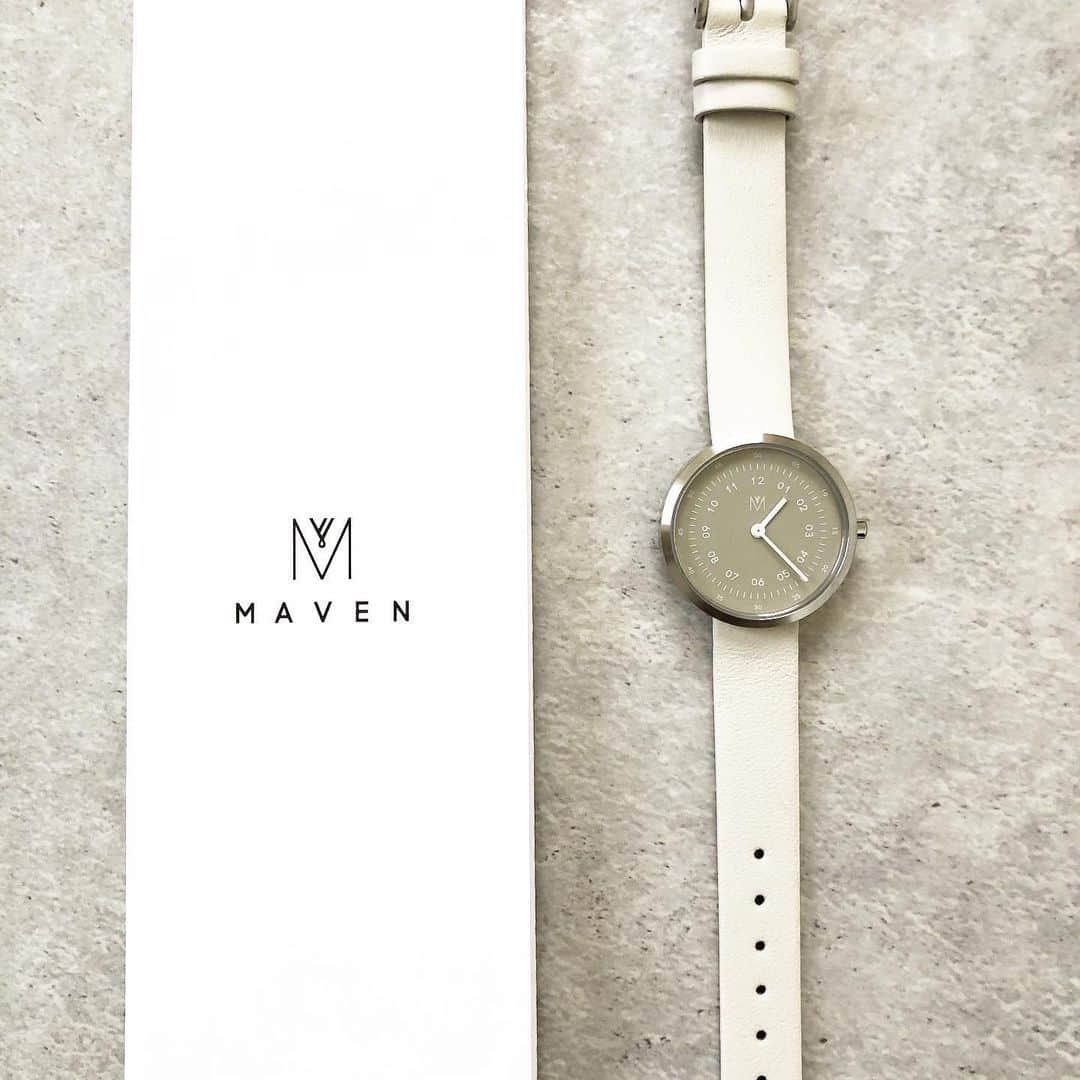 tomomiyu0920さんのインスタグラム写真 - (tomomiyu0920Instagram)「最近のNew in✨ 左から ◆MAVEN WATCHES ◆L'ADELINE ◆ricordi . 写真2枚目⏩ ニュアンスのあるSMOKE GREENのフェイス💓 腕時計は @mavenjapan  フェイス小さめな28mm✨ . 写真から3枚目⏩ 愛用中のスマホケース @ladeline_official (ラデリンヌ)から背面にカードが入れられるポケット付きが登場✨ 色は大好きなグレージュを継続💓 . 写真4枚目⏩ @ricordi.official の大人気 リアルレザーフラットシューズは 深めの甲と縦長に深くカッティングされた履き口がツボ😍 . それぞれの商品に直接飛べるよう、ストーリーにリンク貼りました✨ 腕時計とスマホケースは 10%OFFのクーポンコードがあります❣️(ストーリーに記載) よろしかったらお使い下さいね😊 . #mavenwatches #マベンウォッチズ #ニュアンスカラー #ladeline #ラデリンヌ #スマホケース #グレージュ #ricordi #リコルディ #リアルレザー #フラットシューズ #置き画 #置き画くら部」12月14日 14時23分 - tomomiyu0920