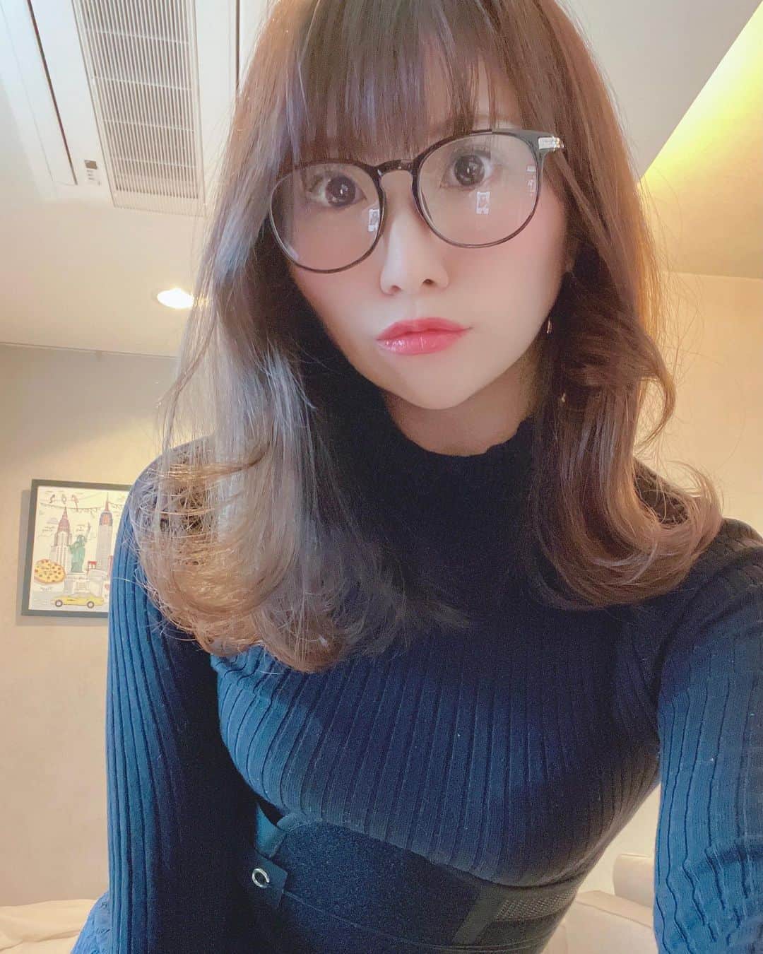 のインスタグラム：「普段、在宅勤務で椅子に座りっぱなしで腰が辛い〜😞し、ゴルフの捻転を意識しすぎて変に腰が痛い？(多分捻転の方法間違ってる😂)ので @guardnerbelt を使いはじめた👌  もともと姿勢が悪いからいろんなコルセットを使ったことあるんだけど、紐で結ぶタイプは自分1人じゃ装着しづらいし、ご飯食べた後結び直すのもめんどくさくてすぐタンスの肥やしに変身するんだけど😂これはマジックテープですぐ装着できるから楽ちん👏  これをつけてると姿勢も直りそうだし、ご飯の食べ過ぎ防止にもなりそう😂 仕事中だったので珍しく眼鏡っ子🤣 3枚目わんころがお邪魔してきた🤣💕  まだまだ続く在宅勤務の強い味方👌  #ガードナーベルト#骨盤矯正#腰痛改善#腰痛コルセット#骨盤ベルト#ガードル#FDAアメリカ医療機器認証#PR#姿勢改善#加圧トレーニング#ダイエット#健康 #在宅勤務 #ゴルフ女子 #ゴルフうまくなりたい #golf #golfstagram #平日ゴルフ #ゴルフ好きな人と繋がりたい #japanesegirl #めがね女子 #めがね #眼鏡」