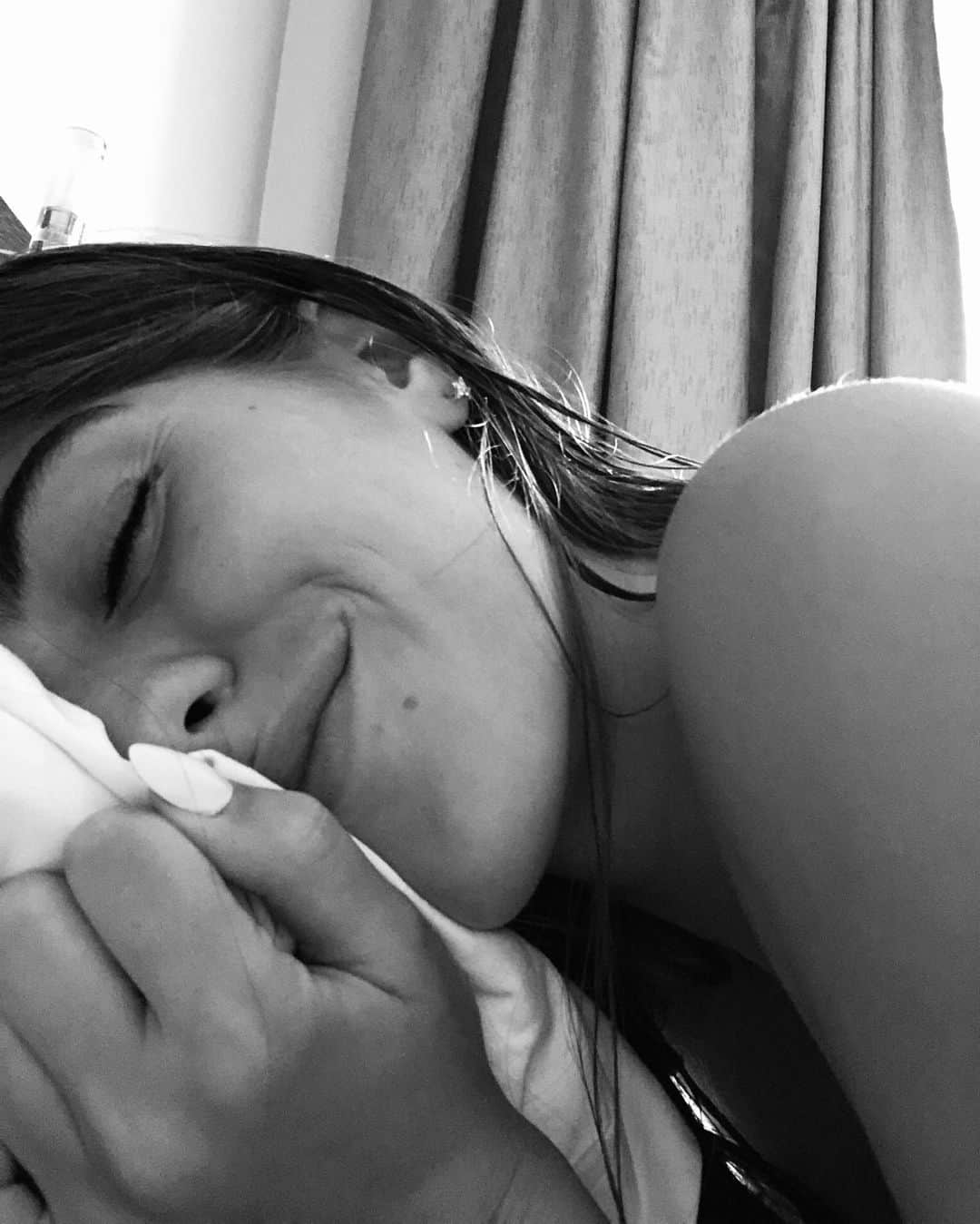 Maria Tarabanskayaのインスタグラム：「Но ничто ещё меня не обезболивало так, как она и её губы в меланхолии 🤍」