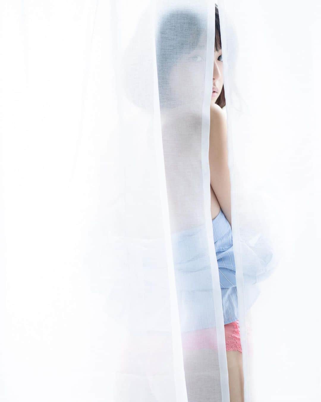 葉月つばささんのインスタグラム写真 - (葉月つばさInstagram)「すけすけカーテンからのチラリ。  #グラビア  #アイドル  #gravure  #idol  #愛のお届け隊長」12月14日 14時29分 - 2basa_kodama