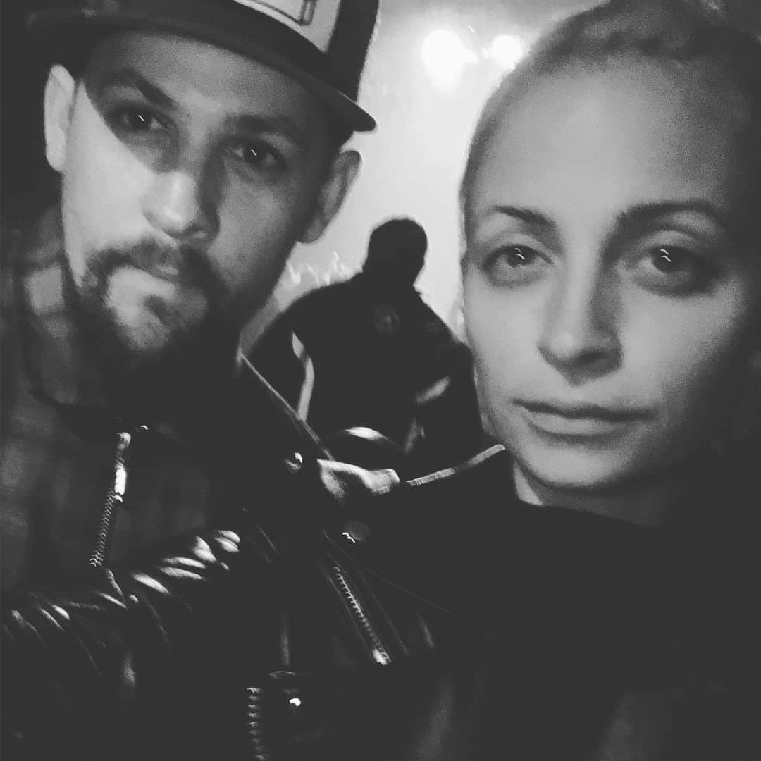 ジョエル・マッデンのインスタグラム：「10 years married with children 😍❤️Thanks honey you make life sweet.」