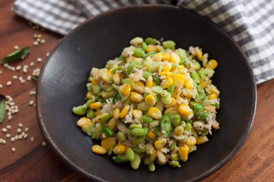 Archana's Kitchenさんのインスタグラム写真 - (Archana's KitchenInstagram)「#Avarakkai season is back and you can't miss out on our delcious recipes!  Here is Sweet Corn & Avarekalu Sundal Recipe, a delicious, easy, and healthy snack that is made by tossing the sweet corn and avarekalu beans with freshly grated coconut. It is later tempered to give it an extra flavour and taste. Get the recipe from the smart.bio link in my profile @archanaskitchen」12月14日 14時30分 - archanaskitchen