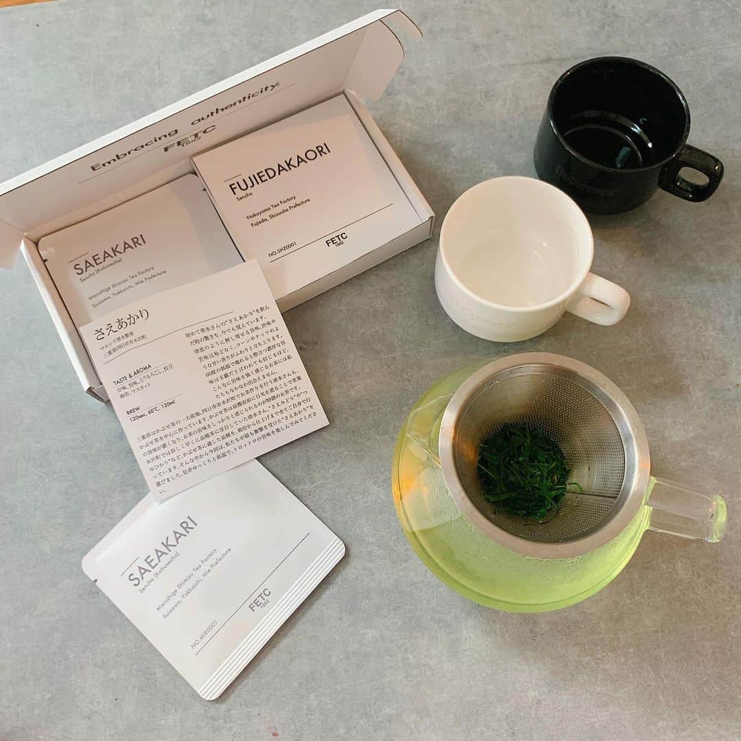 乙黒えりのインスタグラム：「Green tea  すごくおいしい緑茶を見つけました。  おしゃれなパッケージで差し入れやギフトにも素敵な緑茶✨ @fetc_1892_jp   菌ケアに緑茶飲んでるし、両親にもあげたいので定期購入しようかなって思ってます。  水出しは...免疫力の強化 80度以上...免疫の調整、アレルギー(花粉症など)緩和 50-60度...生理痛緩和 に効果があるそうですよ。  #緑茶は菌を育てるよ #fetc #甘みがあって深い味わいの緑茶#感動 #緑茶#ティータイム #おうち時間#贅沢な時間」