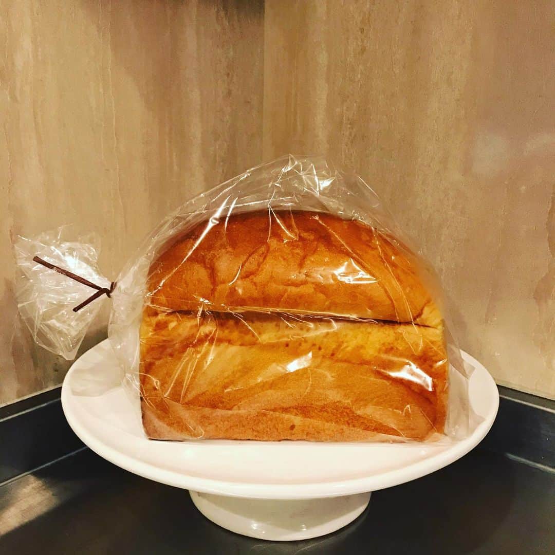 福田葉子さんのインスタグラム写真 - (福田葉子Instagram)「もひとつ最近出合ったおいしいもの。リベルテのパンドミ、食パン🍞！ パリから日本初上陸で吉祥寺にできたパン屋&ケーキ屋さんなのですが。 店頭ではクロワッサンやケーキが人気だけど、ここ食パンがめちゃめちゃおいしい。日本版とフランス版の2種類あって、交互に買ってますが私は「パンドミ　ジャポネ」が好き。なんだこのうまさ。ニュージーランド産のグラスフェッドバターと蜂蜜を使ってるそうですが甘すぎないところがいい。フランス版は卵とお砂糖使用でやや甘め。 朝ごはんにはジャポネがいい。オープンサンドにしたりブルーベリージャム塗ったり。近所にお気に入りのパン屋さんあると毎日が少し楽しくなる。 #paindemie #libertepatisserieboulangerie #yummy #foodie #breakfast #morning #食パン　#パンドミ　#リベルテパティスリーブーランジェリー #リベルテ　#吉祥寺　#パリ　#朝ごはん　#朝食　#おいしい」12月14日 14時37分 - yoyoyokoko