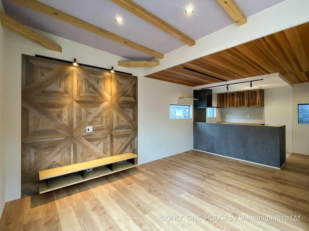 ONLY ONE HOUSE 株式会社 新谷組のインスタグラム：「✰  12日13日の内覧会に 沢山の方々にご来場頂きまして 誠にありがとうございました‼︎♡  スーパーボールすくい等も お子様方に楽しんで頂けて良かったです🌟  モデルハウスはご予約頂ければ 随時見学できますので、 今回ご都合が悪くご来場頂けなかった方も ぜひ！お越しください💛  20日、27日は住まいの相談会を開催致します！！ こちらは1日3組様限定となっております！！ 住まい造りの疑問やローンなどのお金の事まで お気軽にご相談ください！🙆‍♀️🙆‍♀️  無料木工体験もセットになります♡  instagramのDM、HP、お電話にて ご予約承ります☏💌💭  ⚀ 本社TEL  0770-78-1255 ⚁ 事務所TEL  0770-59-2552 ⚂ E-Mail  shintanigumi@outlook.jp ⚃ 新谷組HP  http://www.shintanigumi.jg .  #新谷組#おおい町#舞鶴市#高浜町#小浜市#敦賀市#若狭町#美浜町#新築#一戸建て#外構工事#改修工事#シンプルライフ#マイホーム#マイホーム計画#注文住宅#デザイン住宅#自由設計#工務店#金属サイディング#無垢材#家事楽動線#家づくり #家事動線 #こだわりの家 #インナーガレージ」