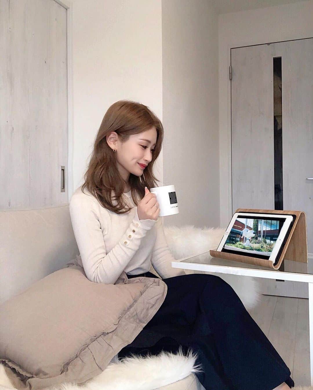 のインスタグラム：「南町田にあるスヌーピーミュージアムが1周年👏 それを記念して、「スヌーピーミュージアム・オンライン」の サービスが開始されます！ どこでも見たい時に見られるから嬉しいー🤍 . . 内容は、館内をスヌーピーと一緒に巡り、 各展示室を鑑賞できる30分のムービー。 ドローンを飛ばしたり、原画にギリギリまで寄ったり、 普段は見られない貴重な映像、 アニメーションが満載でした🥺❤︎  鑑賞後は専用ECサイトの「ブラウンズストア」で、 限定グッズのお買い物もできるよー！🧺 見どころ満載の「スヌーピーミュージアム・オンライン」、 ぜひチェックしてみてください！☺️  #キャラウォーカー #PEANUTS #ピーナッツ #スヌーピー #スヌーピーミュージアム #スヌーピーミュージアムオンライン #南町田グランベリーパーク #PR」