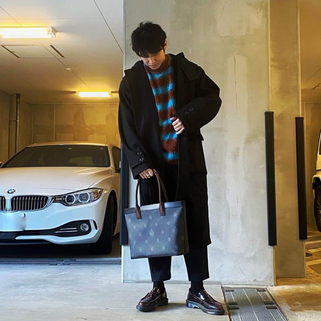 のインスタグラム：「冬はロングコートに限る🧥  Coat: #marni @marni  Knit: #we11done @we11done  Trousers: #marni @marni  Shoes: #drmartens @drmartens_japan  Bag: #berluti #berluticrew #pr @berluti   カバンは珍しく少しクラシカルかデザインのものを持ってみた🤤 ベルルッティ　シグニチャー　キャンバス　コレクションのトートバッグForever（フォーエバー）。フランスの老舗のかっこよさとヴェネツィアレザーの高級感はのこしつつ、どんなスタイルにも合う感じがいいね🤤」