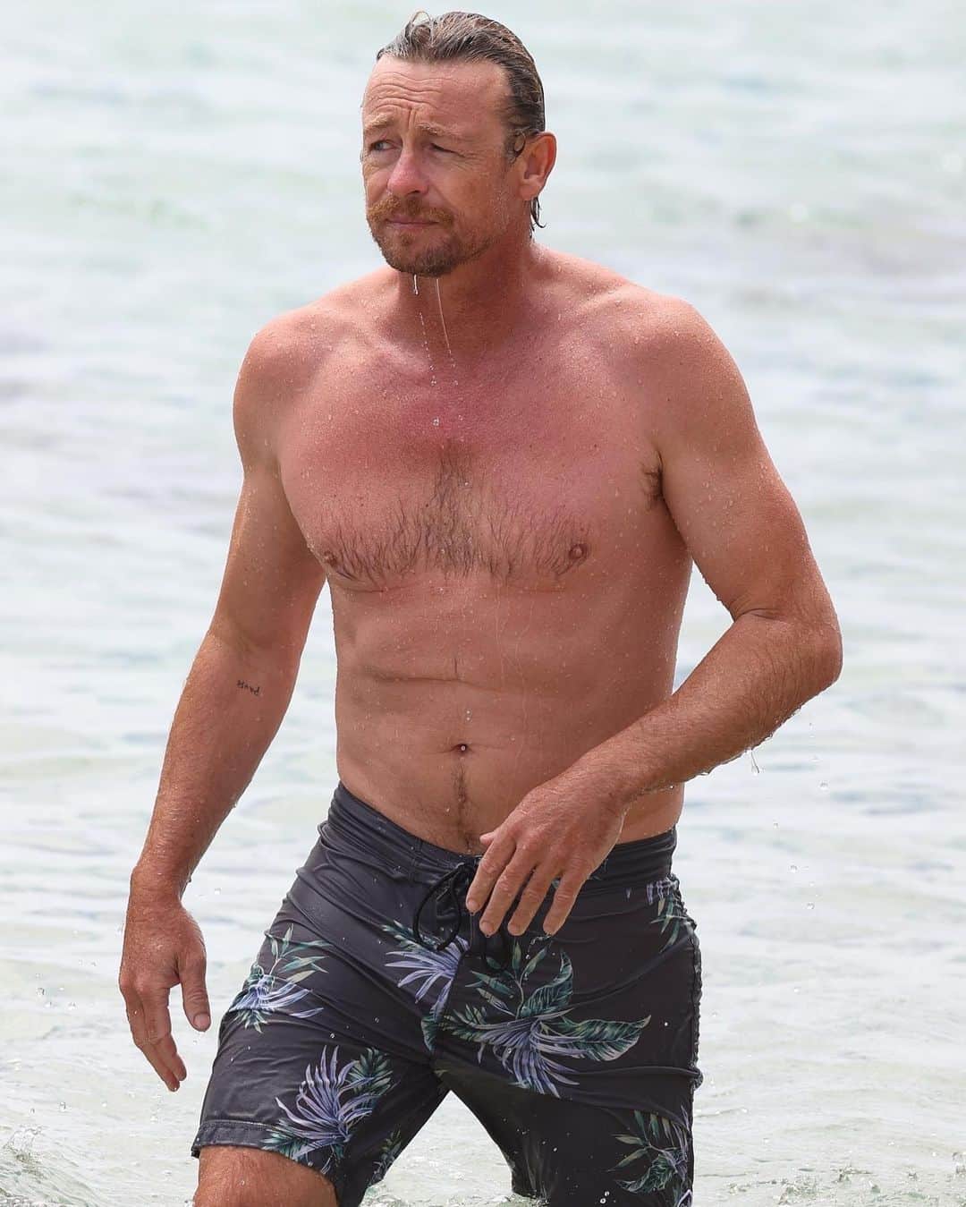 Just Jaredさんのインスタグラム写真 - (Just JaredInstagram)「“The Mentalist” actor Simon Baker looks fit while going for a swim in the ocean! #SimonBaker Photos: Backgrid」12月14日 15時07分 - justjared