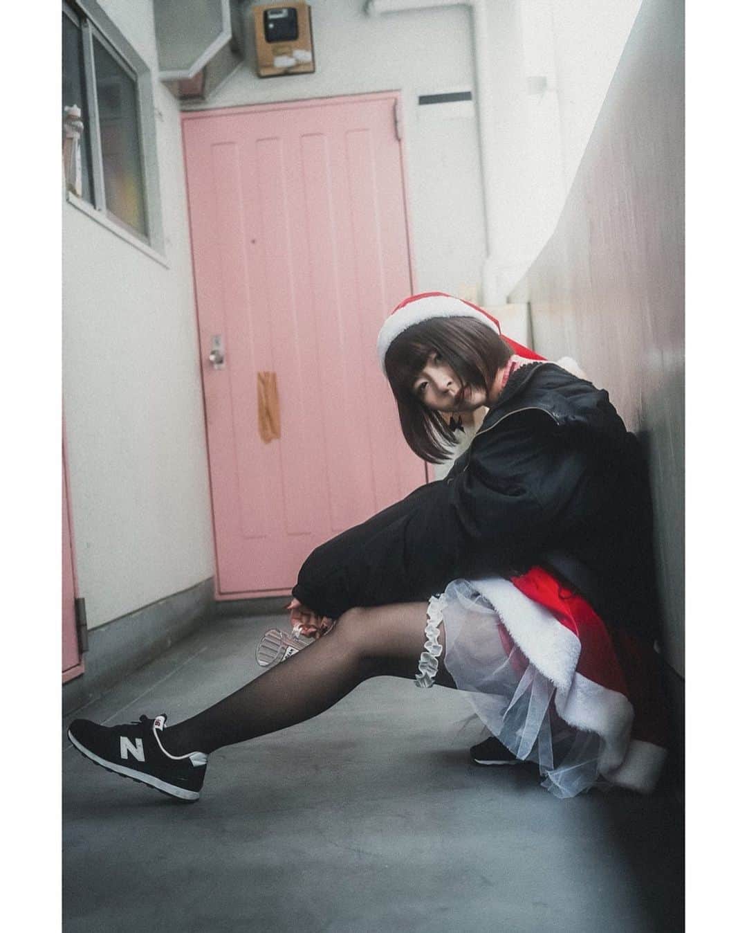 白波瀬ミキティ。のインスタグラム：「ちょいワルサンタさん＊ . . . . #グラビアモデル  #グラビアアイドル  #クリスマス #サンタコスプレ #merrychristmas  #コーディネート #tokyo  #streetfashion  #photography  #portraitphotography #streetphotography #edscvr_moodjapantrip #visualsoflife #impressio_shots #good_portraits_worldxploretocrate #shootermag #pursuitofportraits #ootd #dscvr_mood #jp_portrait部 #東京カメラ部 #igersjp #ポートレート #被写体 #お洒落さんと繋がりたい #model #ポートレートモデル #写真好きな人と繋がりたい」