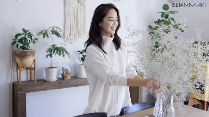 のインスタグラム：「伊勢丹が新しく立ち上げた ISETAN MART の公式YouTube。  #ARTのある暮らし　第1回目に出演させていただきました。 自宅など、私の日常の一コマを切り取った動画になっています。  @life_design_isetanshinjuku から飛べる 「イセタンマートYouTube」にてご覧いただけますので  どうぞ宜しくお願いします😉 #衣装は私物　@hereiam.official」