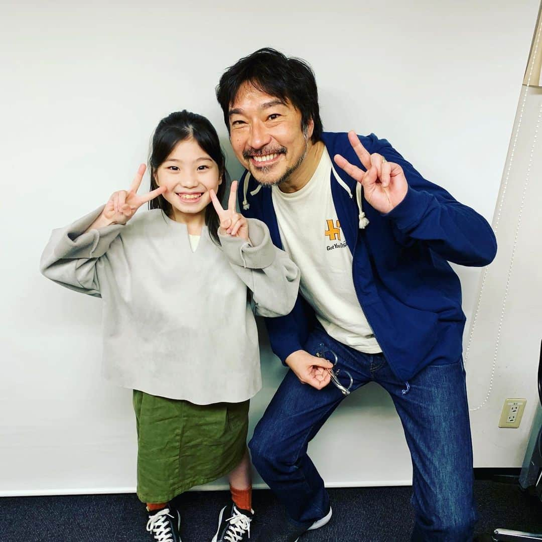 トータス松本さんのインスタグラム写真 - (トータス松本Instagram)「千代ー！ 「おちょやん」はじまってます（だいぶ前から）。子供時代を演じた毎田暖乃ちゃんがゲストで登場！ #fmcocolo  #ガッチューosaka  #おちょやん #毎田暖乃  #テルヲ #ひどいお父ちゃん #やったのに #やさしく #してくれて #おおけに #テレタス松本」12月14日 15時13分 - tortoise_matsumoto_official