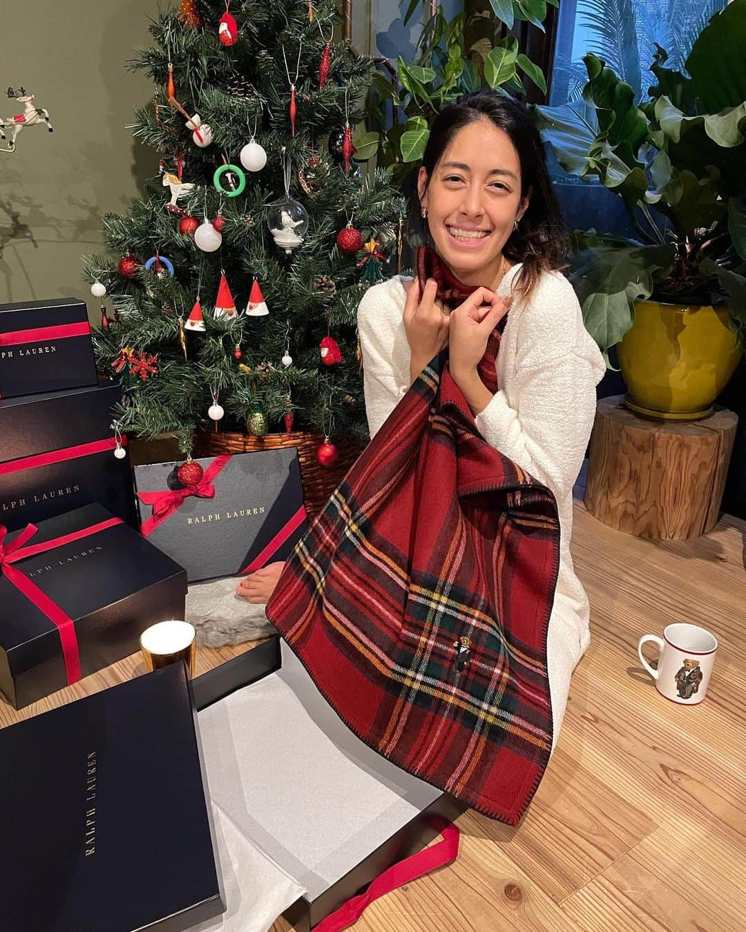 森泉さんのインスタグラム写真 - (森泉Instagram)「Happy X’mas Gifts 🎁✨ ラルフローレンのクリスマスギフト🎄ブランケットは暖かくって可愛いいポロベアの刺繍入り🧸 大好きな人に贈ってみては❤️ #FamilyIsWhoYouLove #RLGifts  #ラルフローレンホーム」12月14日 15時19分 - izumi.mori