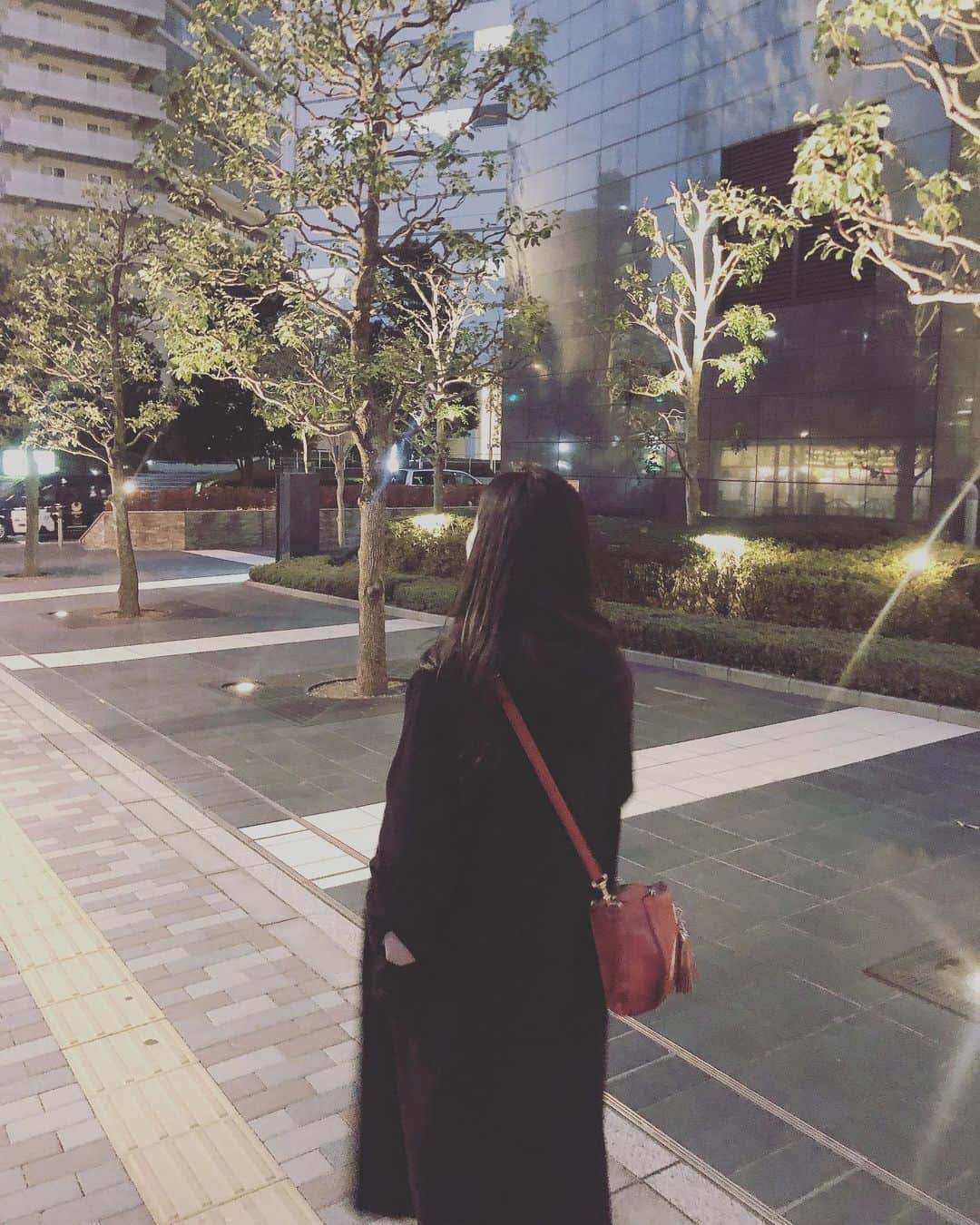 鈴木美南海さんのインスタグラム写真 - (鈴木美南海Instagram)「今日の朝、両親から私の地元も雪が積もったよ！って家族LINEが写真と一緒に送られてきた⛄️ いよいよ冬本番だな〜と思いながら、雪が降る所はこれから雪掻きが大変になってくる。。 寒い中の力仕事。 みなさん体調面には気をつけてください😣  ー　　ー　　ー　　ー　　ー　　ー　　ー  It snowed from my parents to my hometown this morning! Family LINE was sent with the photo ⛄️ While thinking that it's finally winter, it's going to be hard to scrape snow in places where it snows. .. Hard work in the cold. Please be careful about your physical condition 😣  ー　　ー　　ー　　ー　　ー　　ー　　  오늘 아침 부모로부터 내 지역도 눈이 쌓인거야! 라고 가족 LINE이 사진과 함께 보내왔다 ⛄️ 드디어 겨울 실전이다 ~라고 생각하면서 눈이 내리는 곳은 이제 우기가 힘들어진다. . 추운 날씨의 육체 노동. 여러분 컨디션면에 조심하십시오 😣  ー　　ー　　ー　　　ー　　ー　ー　　ー　　  تساقطت الثلوج من والدي إلى مسقط رأسي هذا الصباح! تم إرسال Family LINE مع الصورة ⛄️ أثناء التفكير في أنه الشتاء أخيرًا ، سيكون من الصعب كشط الثلج في الأماكن التي تتساقط فيها الثلوج. .. العمل الشاق في البرد. يرجى توخي الحذر بشأن حالتك الجسدية 😣  ー　　ー　　ー　　ー　　ー　　ー　　ー　  #雪 #冬本番 #雪だるま #東北 #イルミネーション #冬 #winter #季節 #season #カップル」12月14日 15時21分 - u_minami_official