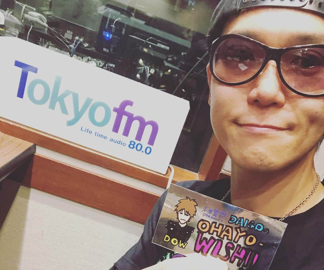 SHINPEIさんのインスタグラム写真 - (SHINPEIInstagram)「https://www.tfm.co.jp/wish/﻿ ﻿ TOKYO FM 太田胃散 presents ﻿ DAIGOのOHAYO-WISH!! ﻿ 12/13 日曜日 9:30 - 9:55 ﻿ ﻿ に出演させていただきました！﻿ ﻿ 番組のテーマ＜健やかな暮らし＞に合わせて、今回は大掃除についてじっくりと語りました。﻿ ﻿ 掃除の基本は﻿ 「上から下(天井→床)」﻿ 「外から内(ベランダ→窓→網戸や換気口→エアコン→ブラインドやカーテン)」﻿ の順番で取り組むと、ホコリや汚れがスムーズに取り除けるのでご参考に★﻿ ﻿ そして、家や部屋を単なる居住スペースと考えずに﻿ 心地良い時間を過ごしているパートナーと考えて、感謝の気持ちを込めて綺麗にする。﻿ 自分の髪の毛や肌を気づかうのと同じように、床や水回りをケアしてあげるのはどうでしょう？﻿ きっと家も喜んでくれるはずです^_^﻿ ﻿ 不用品整理の基本は﻿ 「今それを使っているか？」﻿ いつか使うかもしれない→アウト﻿ 2年使っていない→アウト﻿ 1年前に使った→ギリギリセーフ！﻿ 1年以内に使ってる、いつも使ってる→○﻿ ﻿ アウトに該当する品は、たとえ壊れてなくても新品だとしても高価なものでも、残念ながら貴方にとっては「不要」なモノと考えましょう。﻿ ﻿ それらのモノは、「捨てる」だけの選択肢ではありません。﻿ ネットフリマや買取店舗に売る、知り合いに譲る、自治体のリサイクル回収へ提供する﻿ など、「自分の手元から旅立たせる」事をお薦めします。﻿ ﻿ そしてこれからは、「もったいない」の定義を自分の中で変える事が大切です。﻿ ﻿ 捨てる行為がもったいないのではなく﻿ 使わないのに所有している事がもったいない！﻿ ﻿ 安く色々なモノが手に入るようになった現代だからこそ、この考えを持って生活をしていく。﻿ この習慣が身につけば、段々と貴方の持ち物は全てがいつも良く使うお気に入りのモノ達で満たされ、不要なモノは集まらなくなります。﻿ ﻿ さぁ、年末年始に向けて大掃除を始めよう！﻿ ﻿ #tokyofm﻿ #ohayowish﻿」12月14日 15時22分 - shinpei_breakerz